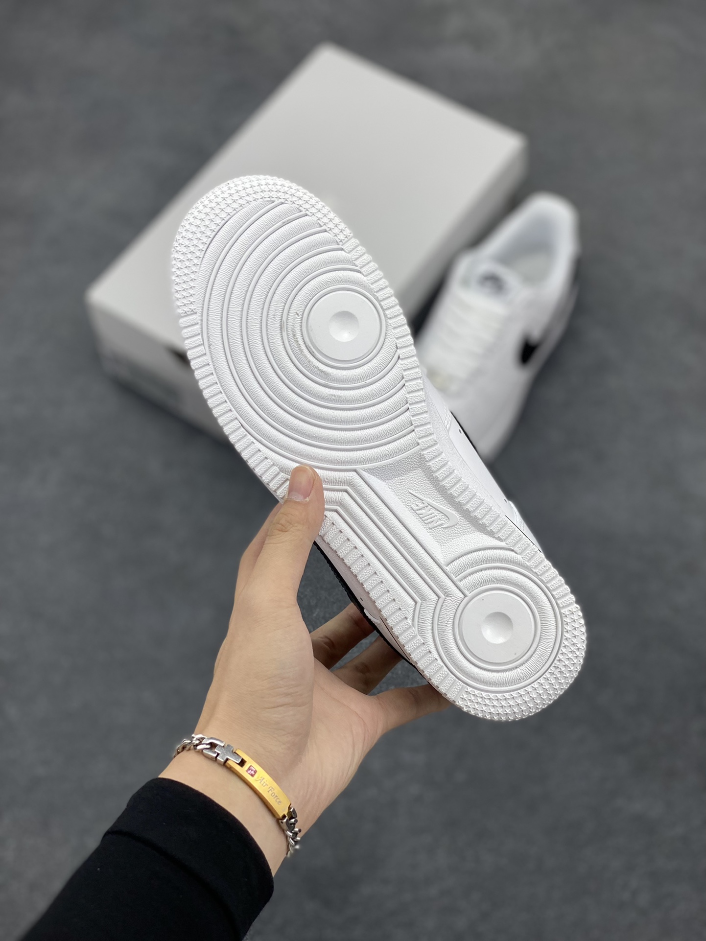 图片[5]-Nike Air Force 1 Low 小权志龙白黑 空军一号低帮运动休闲板鞋 原楦头原纸板 打造纯正空军版型#专注外贸渠道 全掌内置蜂窝气垫 #原盒配件 原厂中底钢印、拉帮完美 货号：CJ0952-100 尺码：36 36.5 37.5 38 38.5 39 40 40.5 41 42 42.5 43 44 44.5 45-选品中心