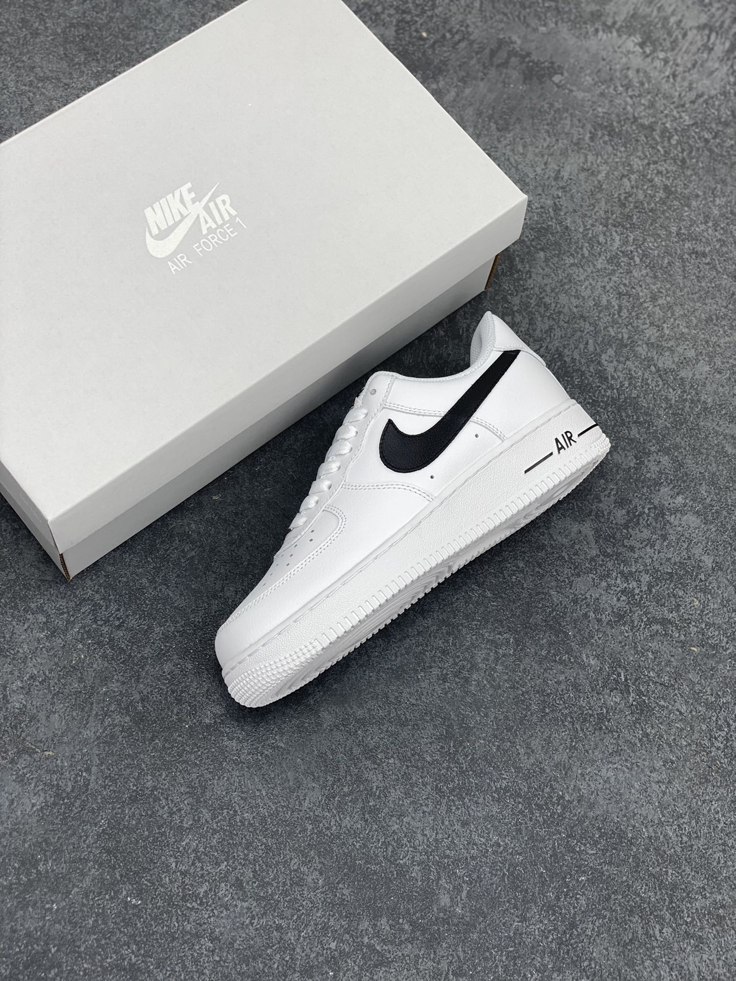 图片[7]-Nike Air Force 1 Low 小权志龙白黑 空军一号低帮运动休闲板鞋 原楦头原纸板 打造纯正空军版型#专注外贸渠道 全掌内置蜂窝气垫 #原盒配件 原厂中底钢印、拉帮完美 货号：CJ0952-100 尺码：36 36.5 37.5 38 38.5 39 40 40.5 41 42 42.5 43 44 44.5 45-选品中心