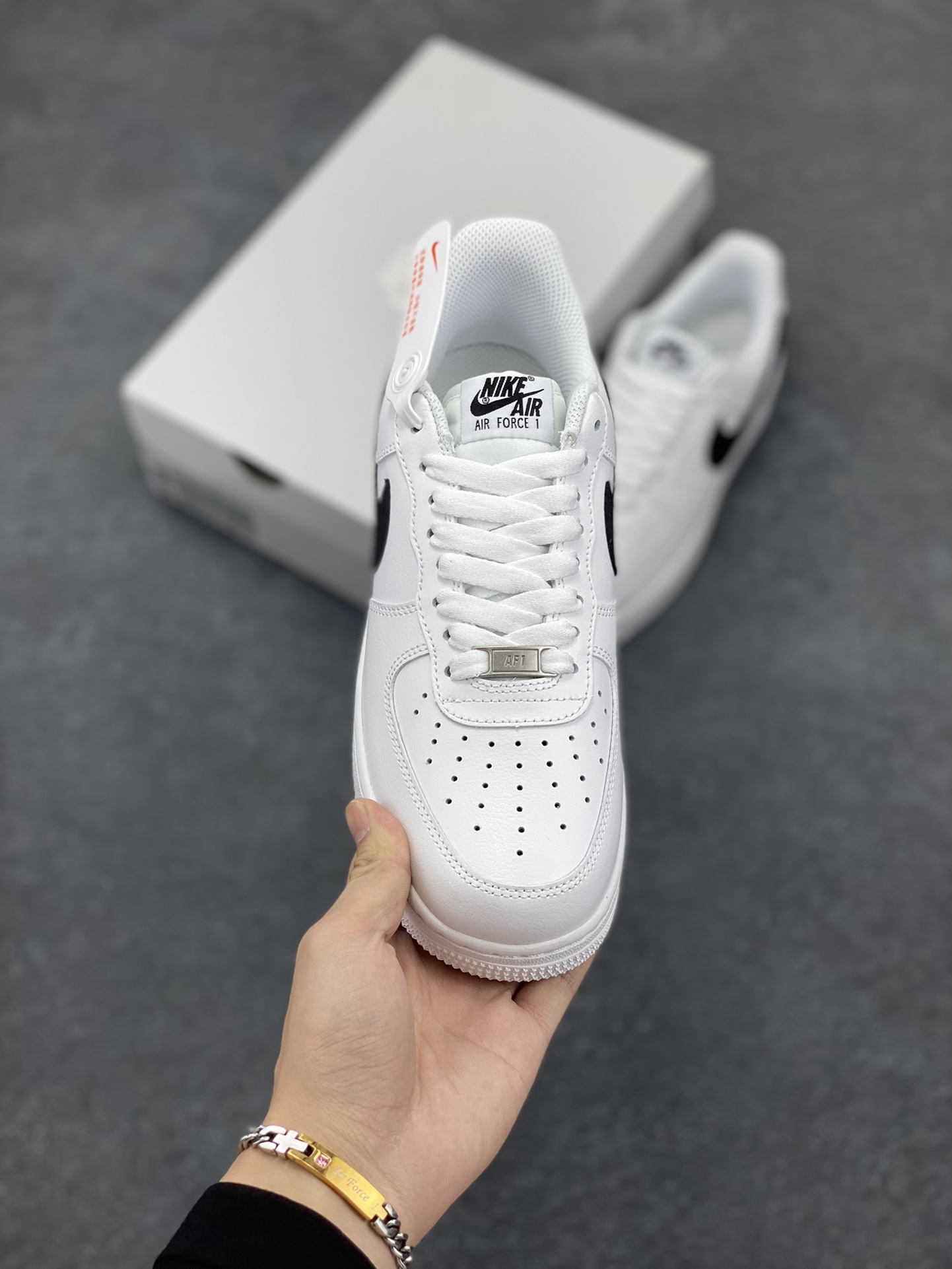 图片[2]-Nike Air Force 1 Low 小权志龙白黑 空军一号低帮运动休闲板鞋 原楦头原纸板 打造纯正空军版型#专注外贸渠道 全掌内置蜂窝气垫 #原盒配件 原厂中底钢印、拉帮完美 货号：CJ0952-100 尺码：36 36.5 37.5 38 38.5 39 40 40.5 41 42 42.5 43 44 44.5 45-选品中心