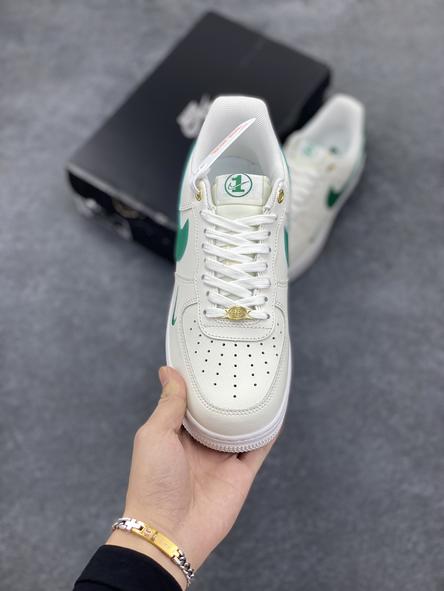 图片[2]-福利特价 全掌气垫🔥 Nike Air Force 1 Low 40周年米白绿 空军一号低帮运动休闲板鞋 原楦头原纸板 打造纯正空军版型 专注外贸渠道 全掌内置蜂窝气垫 原盒配件 原厂中底钢印、拉帮完美 货号：DQ7582-101 尺码：36 36.5 37.5 38 38.5 39 40 40.5 41 42 42.5 43 44 44.5 45-选品中心