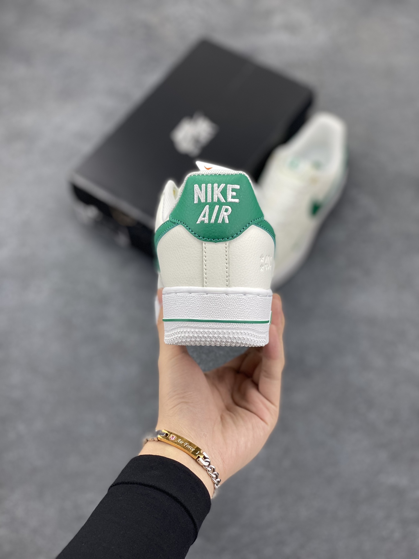 图片[4]-福利特价 全掌气垫🔥 Nike Air Force 1 Low 40周年米白绿 空军一号低帮运动休闲板鞋 原楦头原纸板 打造纯正空军版型 专注外贸渠道 全掌内置蜂窝气垫 原盒配件 原厂中底钢印、拉帮完美 货号：DQ7582-101 尺码：36 36.5 37.5 38 38.5 39 40 40.5 41 42 42.5 43 44 44.5 45-选品中心
