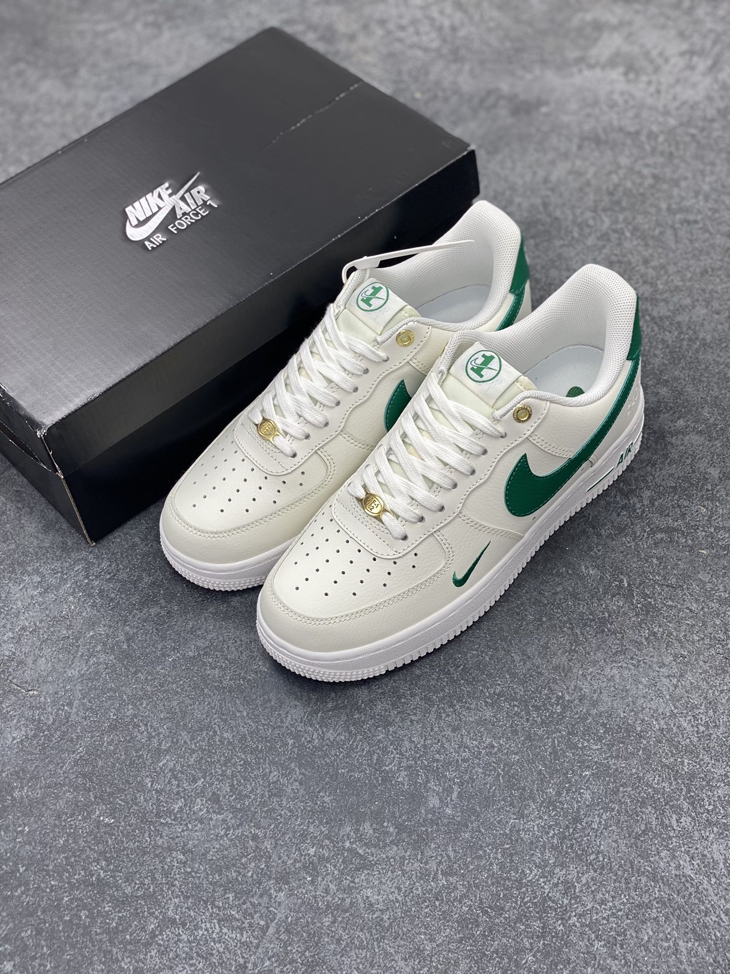 图片[8]-福利特价 全掌气垫🔥 Nike Air Force 1 Low 40周年米白绿 空军一号低帮运动休闲板鞋 原楦头原纸板 打造纯正空军版型 专注外贸渠道 全掌内置蜂窝气垫 原盒配件 原厂中底钢印、拉帮完美 货号：DQ7582-101 尺码：36 36.5 37.5 38 38.5 39 40 40.5 41 42 42.5 43 44 44.5 45-选品中心