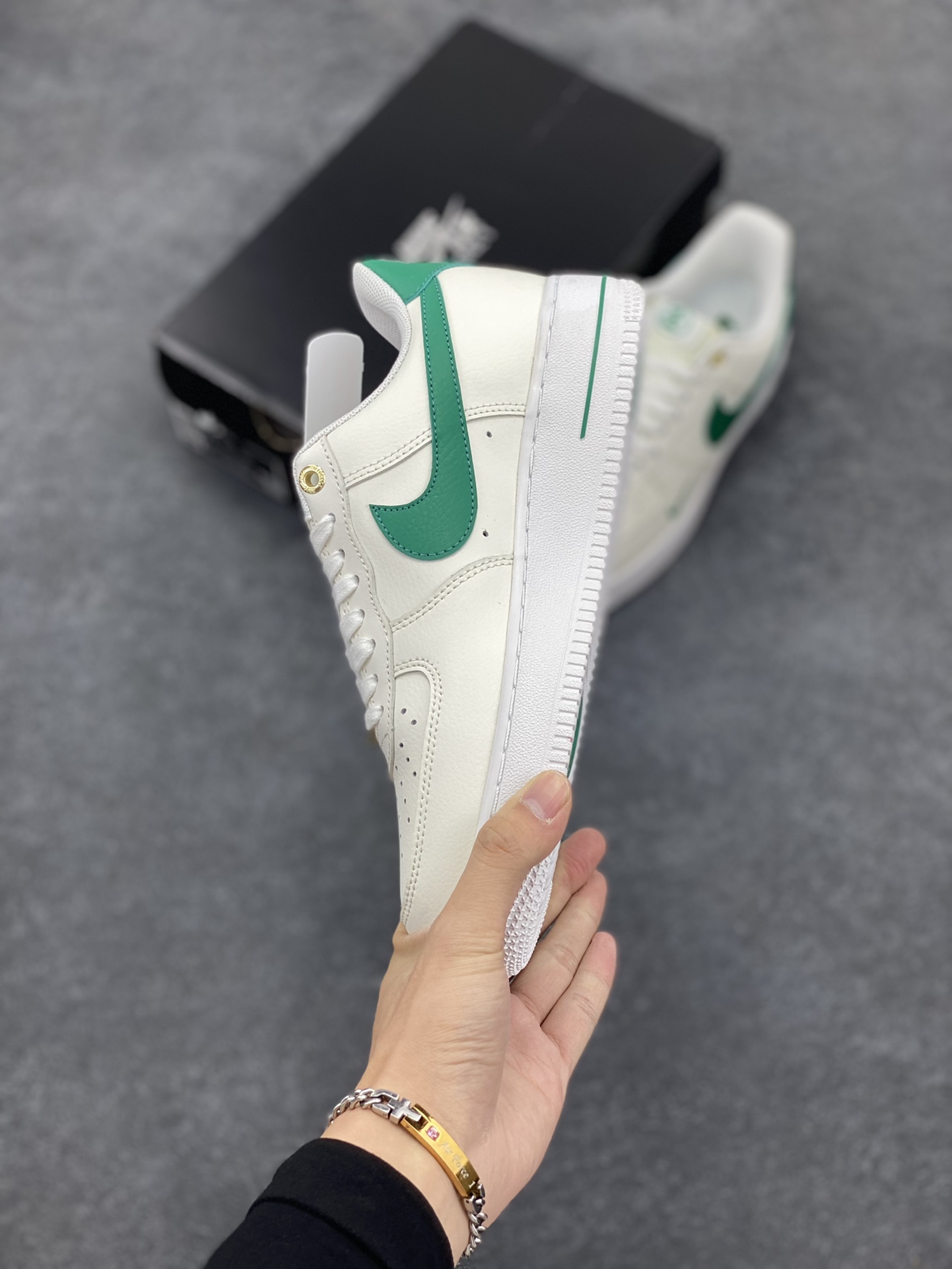 图片[3]-福利特价 全掌气垫🔥 Nike Air Force 1 Low 40周年米白绿 空军一号低帮运动休闲板鞋 原楦头原纸板 打造纯正空军版型 专注外贸渠道 全掌内置蜂窝气垫 原盒配件 原厂中底钢印、拉帮完美 货号：DQ7582-101 尺码：36 36.5 37.5 38 38.5 39 40 40.5 41 42 42.5 43 44 44.5 45-选品中心