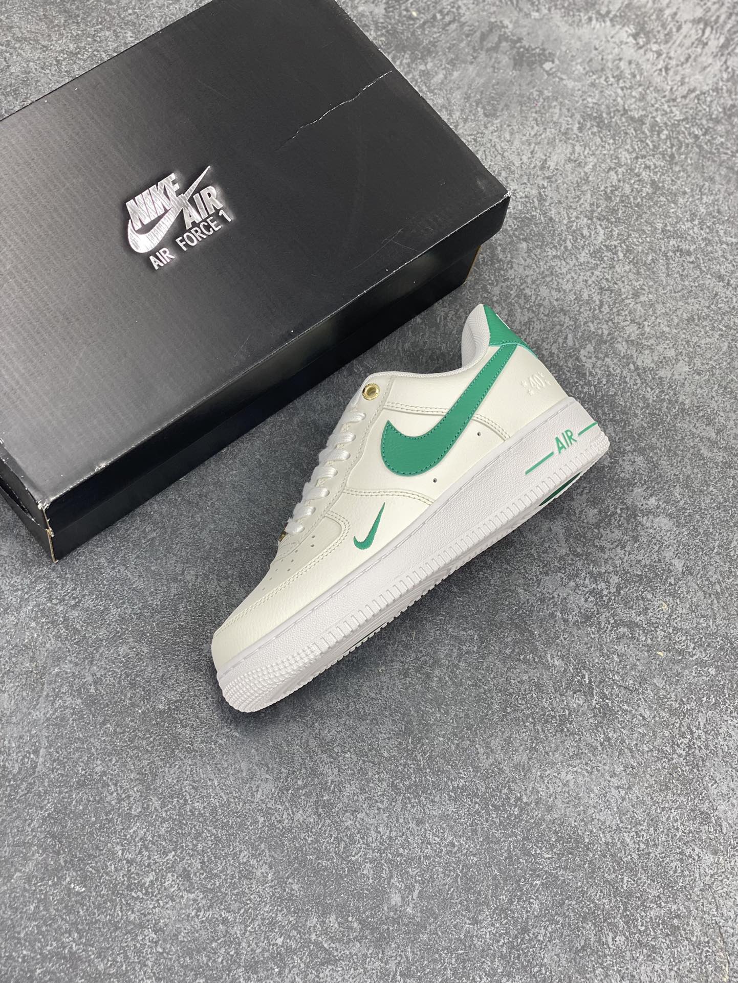 图片[7]-福利特价 全掌气垫🔥 Nike Air Force 1 Low 40周年米白绿 空军一号低帮运动休闲板鞋 原楦头原纸板 打造纯正空军版型 专注外贸渠道 全掌内置蜂窝气垫 原盒配件 原厂中底钢印、拉帮完美 货号：DQ7582-101 尺码：36 36.5 37.5 38 38.5 39 40 40.5 41 42 42.5 43 44 44.5 45-选品中心