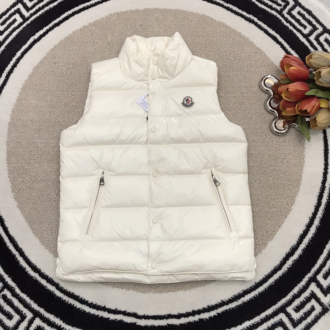 NO:209314,Goosevelt Size/1 /1 MONCLER Small stand-alone vest down jacket Ultra-high version goosevelt filling Hot products shipped, Fleece thickened super warm design, Small round logo on the left chest of the jacket, pure white goosevelt ~ Excellent fluffy, very warm and warm, and the upper body effect is super good!  Original order, complete three specifications, special price, christian louboutin, down jacket,19860909鹅绒 尺码/1 /1  MONCLER 小立领马甲羽绒服 超高版本鹅绒填充物 火爆款出货 抓绒加厚超保暖设计 衣左胸前绒布小圆标logo 采用纯正白鹅绒～蓬松度极好 非常暖和保暖 上身效果超级好哦！ 原单货,三标齐全,,特价款,christian louboutin,down jacket,,Children's