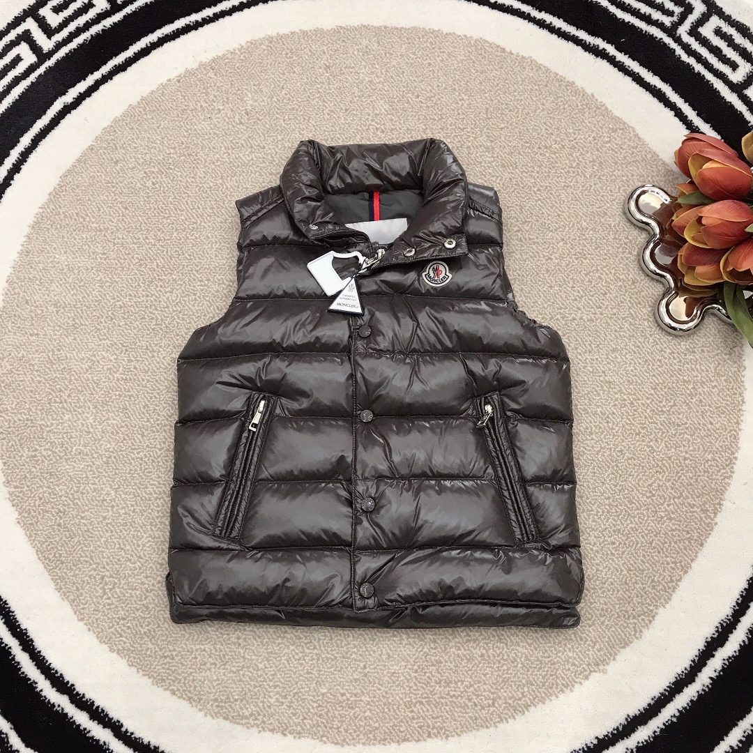 NO:209320,Goosevelt Size/2 /1 MONCLER Small stand-alone vest down jacket Ultra-high version goosevelt filling Hot products shipped, Fleece thickened super warm design, Small round logo on the left chest of the jacket, pure white goosevelt ~ Excellent fluffy, very warm and warm, and the upper body effect is super good!  Original order, complete three specifications, special price, christian louboutin, down jacket,19860909鹅绒 尺码/2 /1  MONCLER 小立领马甲羽绒服 超高版本鹅绒填充物 火爆款出货 抓绒加厚超保暖设计 衣左胸前绒布小圆标logo 采用纯正白鹅绒～蓬松度极好 非常暖和保暖 上身效果超级好哦！ 原单货,三标齐全,,特价款,christian louboutin,down jacket,,Children's