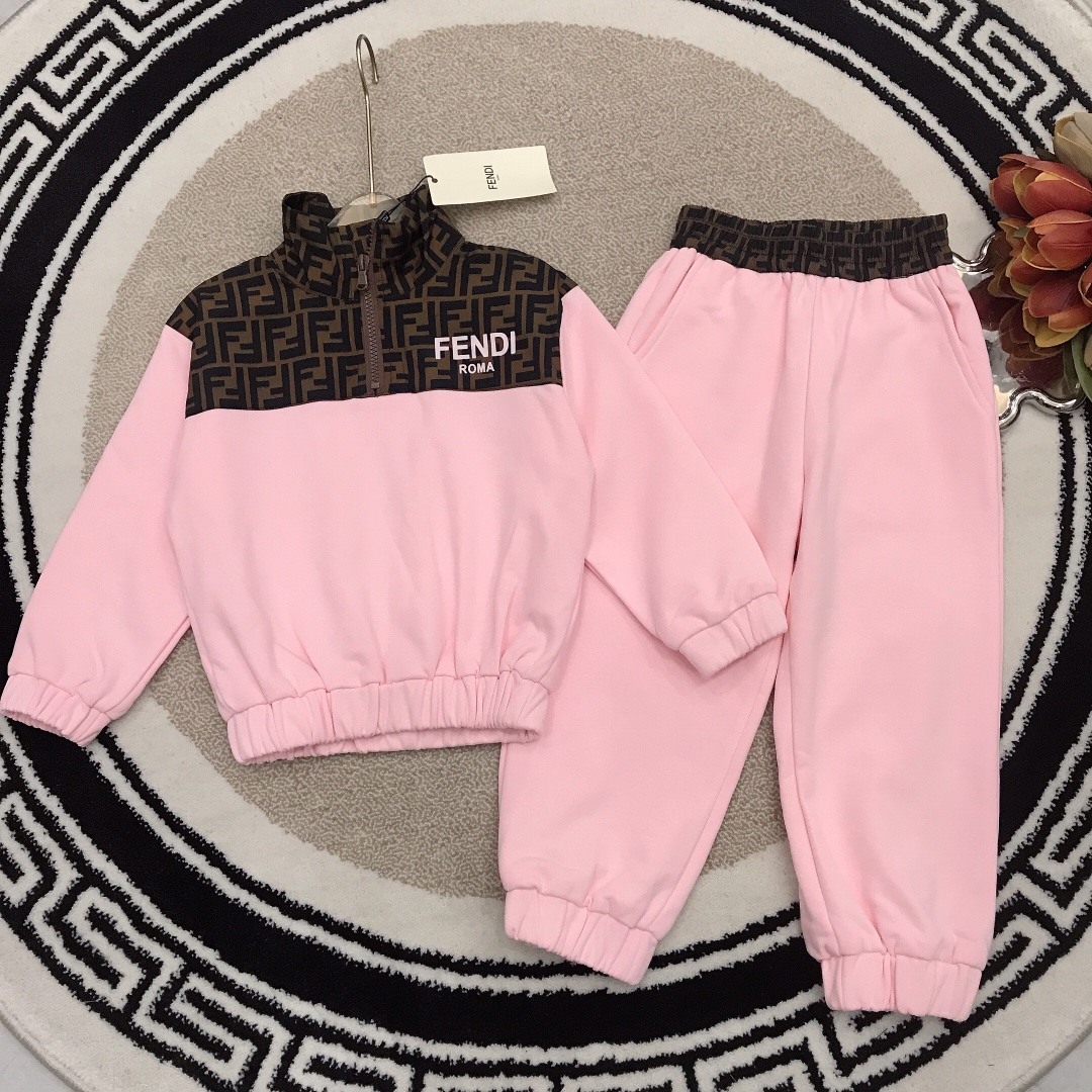 NO:209444,Size 100/1 FEND* Set Brother and sister style~【Plug-out sweatshirt trousers】Split element design Classic presbyopia double FF letter logo spliced ​​solid color sweatshirt surface~Logo letter printing on the left chest of the clothes is made of pure cotton fabric made of 320g terry weight, soft and comfortable, simple and fashionable, craftsmanship superposition, visible high quality, super stylish and beautiful, special price, fendi, hoodie, sweatshirts,19860909尺码100/1 FEND* 套装 兄妹款～【套头卫衣长裤】拼接元素设计 经典老花双FF字母logo拼接纯色卫衣面打造～衣左胸前LOGO字母印花 采用克重320g毛圈纯棉面料材质制作 柔软舒适 简约时尚 工艺叠加 看得见的高品质 超级有型又好看,特价款,fendi,hoodie,sweatshirts,,Children's