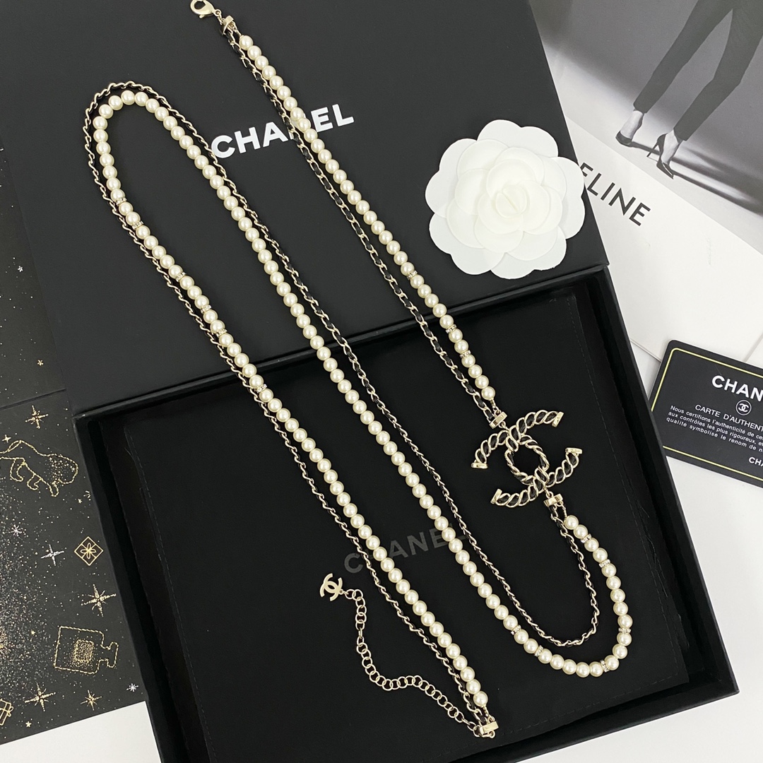  编码N941   
🛍香奈儿项链热销🔥爆上新🆕🆕🆕
😎CHAN 24  黑金穿皮双Ｃ珍珠皮革毛衣链
🤓
