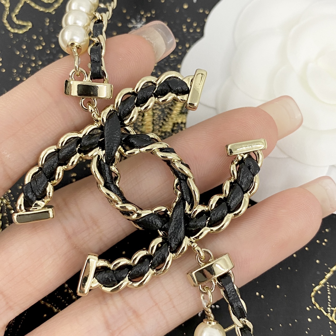 编码N941   
🛍香奈儿项链热销🔥爆上新🆕🆕🆕
😎CHAN 24  黑金穿皮双Ｃ珍珠皮革毛衣链
🤓