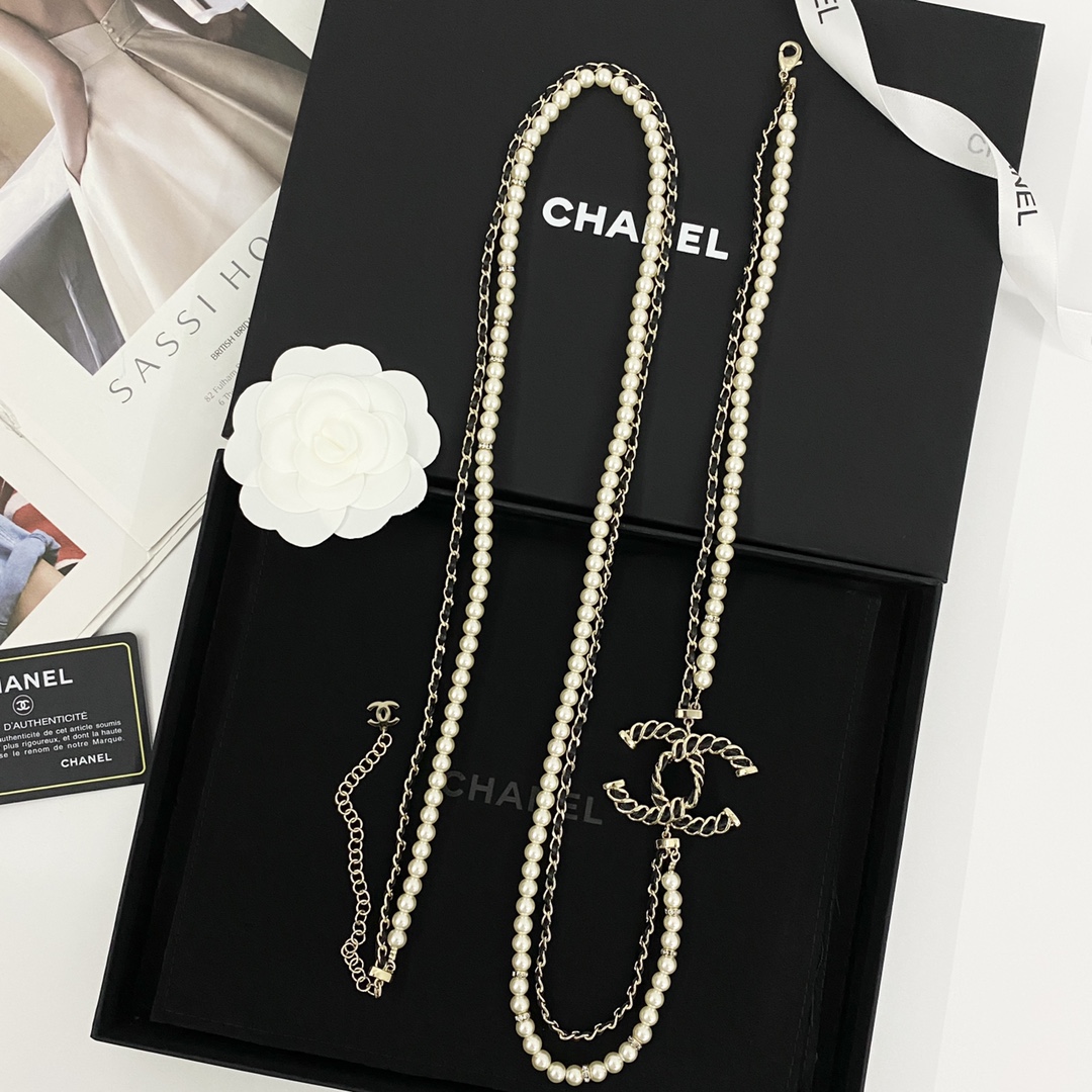  编码N941   
🛍香奈儿项链热销🔥爆上新🆕🆕🆕
😎CHAN 24  黑金穿皮双Ｃ珍珠皮革毛衣链
🤓