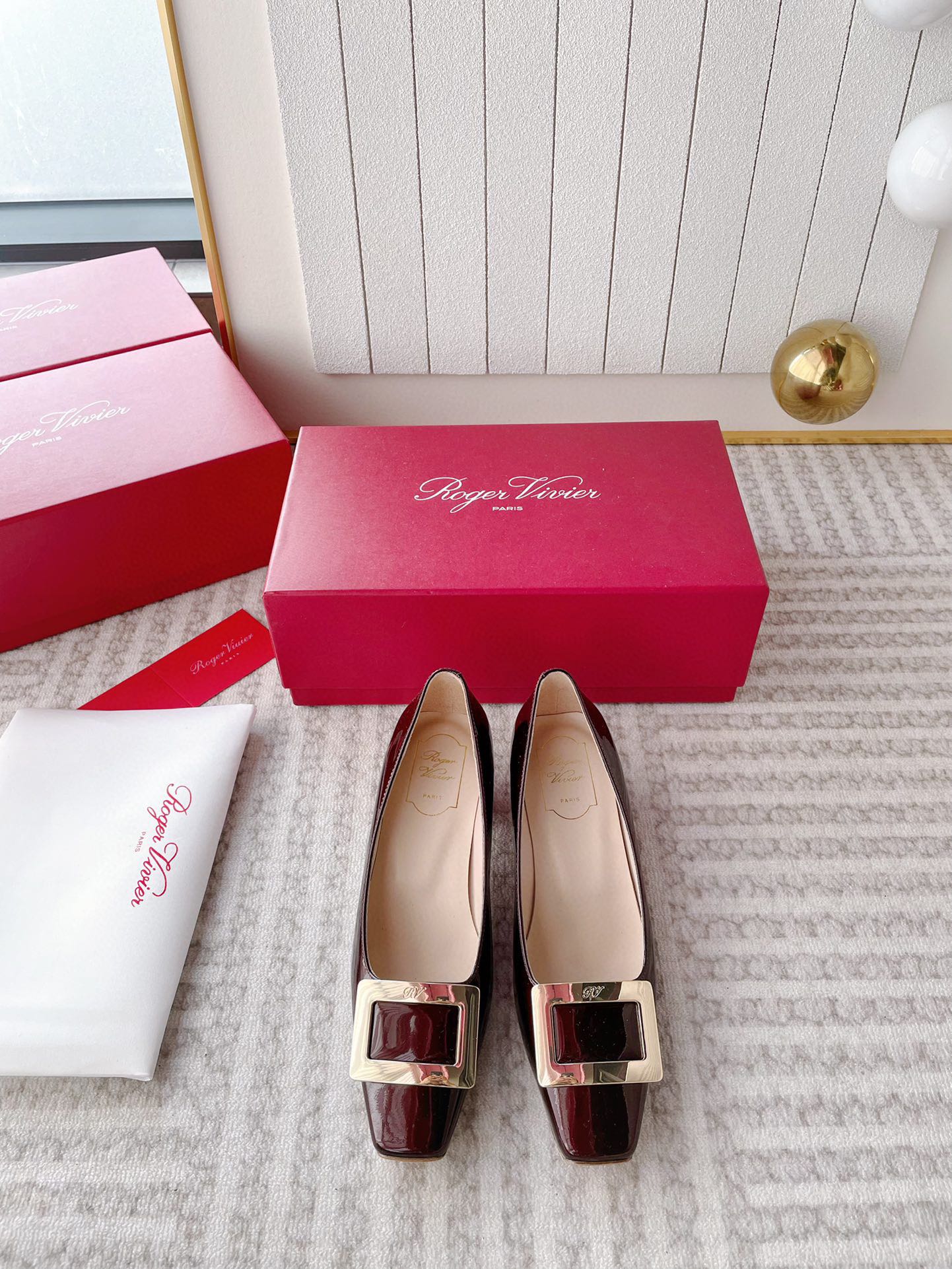 NO:165197,Out of stock * (inspection level) RV is a fashion benchmark in the shoe industry. Classic square buckles are the brand’s logo. It’s hard to dislike them. Pair most of the clothes in your closet to work. The dates are simple and tasteless. Let’s call the classic square buckles again!  This series can really be closed. Just pick the color according to your preference. They are all very versatile. The style will not be outdated after wearing for a few years. Moreover, all kinds of clothes are easy to control and not picky. They can also hold on to the scene in daily or important occasions. They are exquisite and cool, and the upper body is full of temperament~ Original leather sole of the sole Material: Original custom patent leather, imported sheepskin inner lining, original hardware 11 customized square buckle, size 34-41 size 34/40/41 customized, high flat heel/2.5 low heel/4.5 straight heel/4.5 slanted heel/7.5 thin heel. Shoe box with original full packaging, single shoes, sheepskin, Leather soles19860909出 现货 *（验货级别） RV作为鞋界时尚标杆 经典方扣是品牌的标志 很难让人不喜欢 搭配你衣橱里大部分衣服上班 约会都简洁不失品味 又来给经典款方扣单鞋打call咯！ 这个系列真的可以闭眼入哦, 颜色按喜好去pick就好,都很百搭 版型随便穿几年都不会过时, 并且各种衣服上身都好驾驭且不挑, 日常或者是重要场合也都撑得住场面的, 可精致可酷飒,上身气质感满满~ 鞋底原版真皮大底 材质:原版定制漆皮 内里进口羊皮内里 五金原版11定制方扣 码数34-41码34/40/41定制 跟高平底/2.5低跟/4.5直跟/4.5斜跟/7.5细跟 鞋盒配原版全套包装,单鞋,sheepskin,Leather soles,Women's Shoes