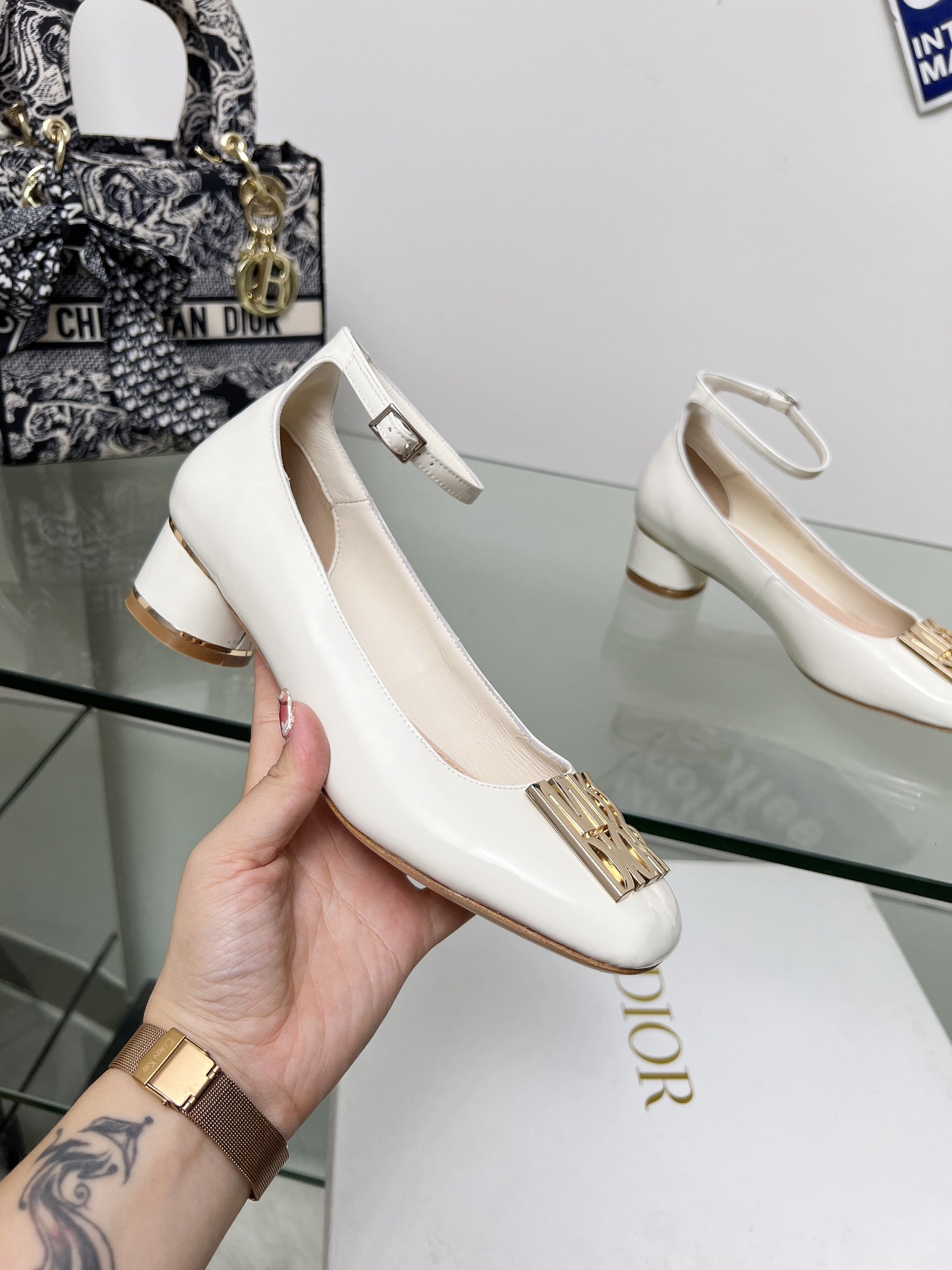 NO:222098,Dior lace-up patent leather high heels are shipped. This Miss Dior high heels are unveiled at the 2024 autumn and winter ready-to-wear series launch show, showing retro charm. The patent leather cowhide upper is decorated with the classic gold-finished letters of the series. The front is the Miss Dior logo. The lace-up at the ankle complements the cylindrical heels, and is decorated with gold-finished metal lines, which is comfortable to wear. The outsole uses a leather outsole. Heel height is 4cm/8.5cm Size 34-42 size (34.40.41.42 custom sizes are not returned or exchanged), Mary Jane, dior, dior, mary jane, high heels, cowhide, Leather soles19860909Dior系带漆皮高跟鞋出货啦这款 Miss Dior 高跟鞋于迪奥二零二四秋冬成衣系列发布秀上全新亮相,彰显复古魅力.漆皮牛皮革鞋面,正面饰以该系列经典的金色饰面字母 Miss Dior标志, 脚踝处系带与圆柱形鞋跟相得益彰,饰以金色饰面金属线条,穿着舒适.大底采用真皮大底. 跟高4cm/8.5cm Size34-42码（34.40.41.42定做码数不退不换）,玛丽珍,dior,dior,mary jane,high heels,cowhide,Leather soles,Women's Shoes