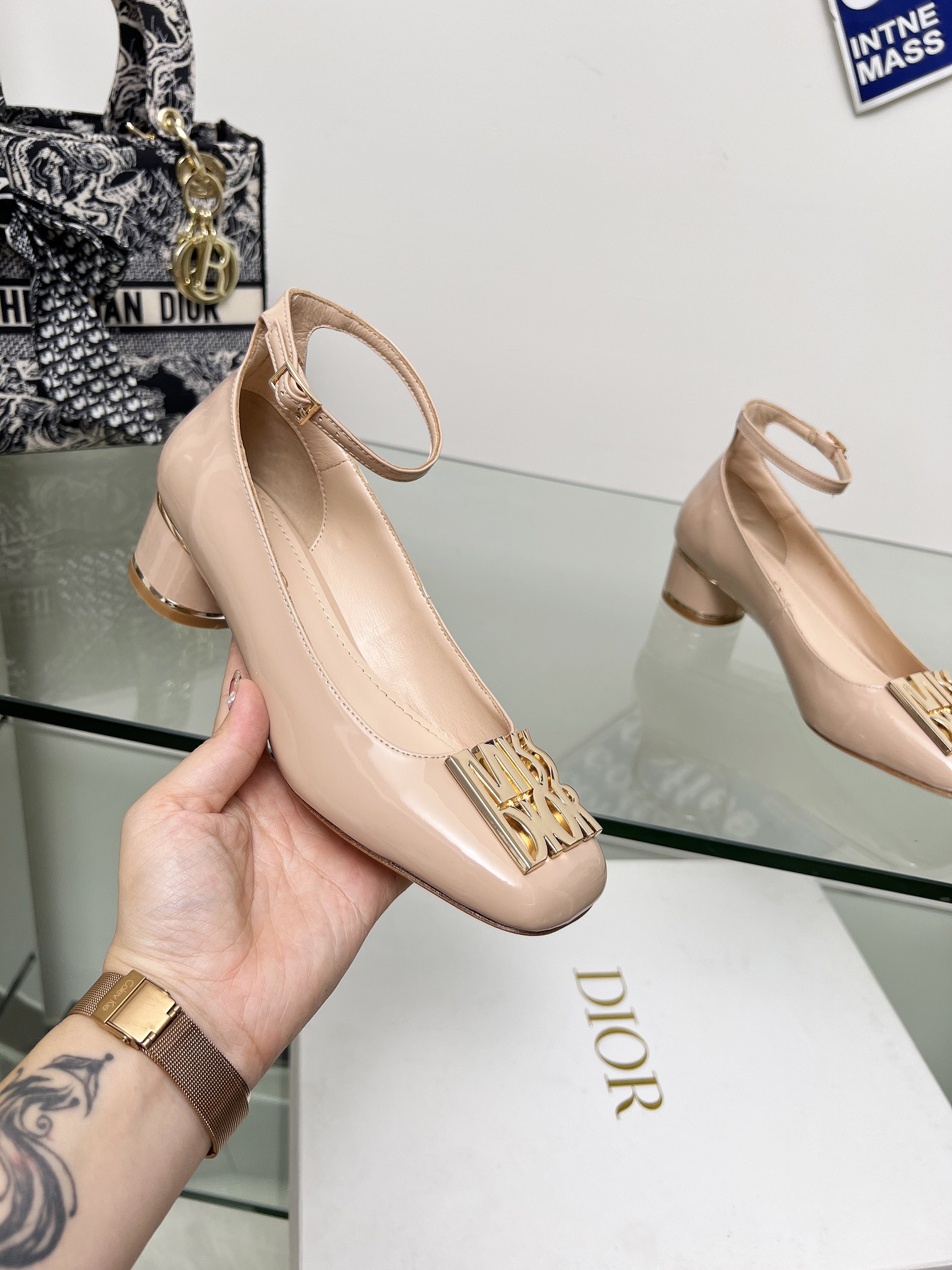 NO:222103,Dior lace-up patent leather high heels are shipped. This Miss Dior high heels are unveiled at the 2024 autumn and winter ready-to-wear series launch show, showing retro charm. The patent leather cowhide upper is decorated with the classic gold-finished letters of the series. The front is the Miss Dior logo. The lace-up at the ankle complements the cylindrical heels, and is decorated with gold-finished metal lines, which is comfortable to wear. The outsole uses a leather outsole. Heel height is 4cm/8.5cm Size 34-42 size (34.40.41.42 custom sizes are not refundable, Mary Jane, dior, dior, mary jane, high heels, cowhide, Leather soles19860909Dior系带漆皮高跟鞋出货啦这款 Miss Dior 高跟鞋于迪奥二零二四秋冬成衣系列发布秀上全新亮相,彰显复古魅力.漆皮牛皮革鞋面,正面饰以该系列经典的金色饰面字母 Miss Dior标志, 脚踝处系带与圆柱形鞋跟相得益彰,饰以金色饰面金属线条,穿着舒适.大底采用真皮大底. 跟高4cm/8.5cm Size34-42码（34.40.41.42定做码数不退不,玛丽珍,dior,dior,mary jane,high heels,cowhide,Leather soles,Women's Shoes