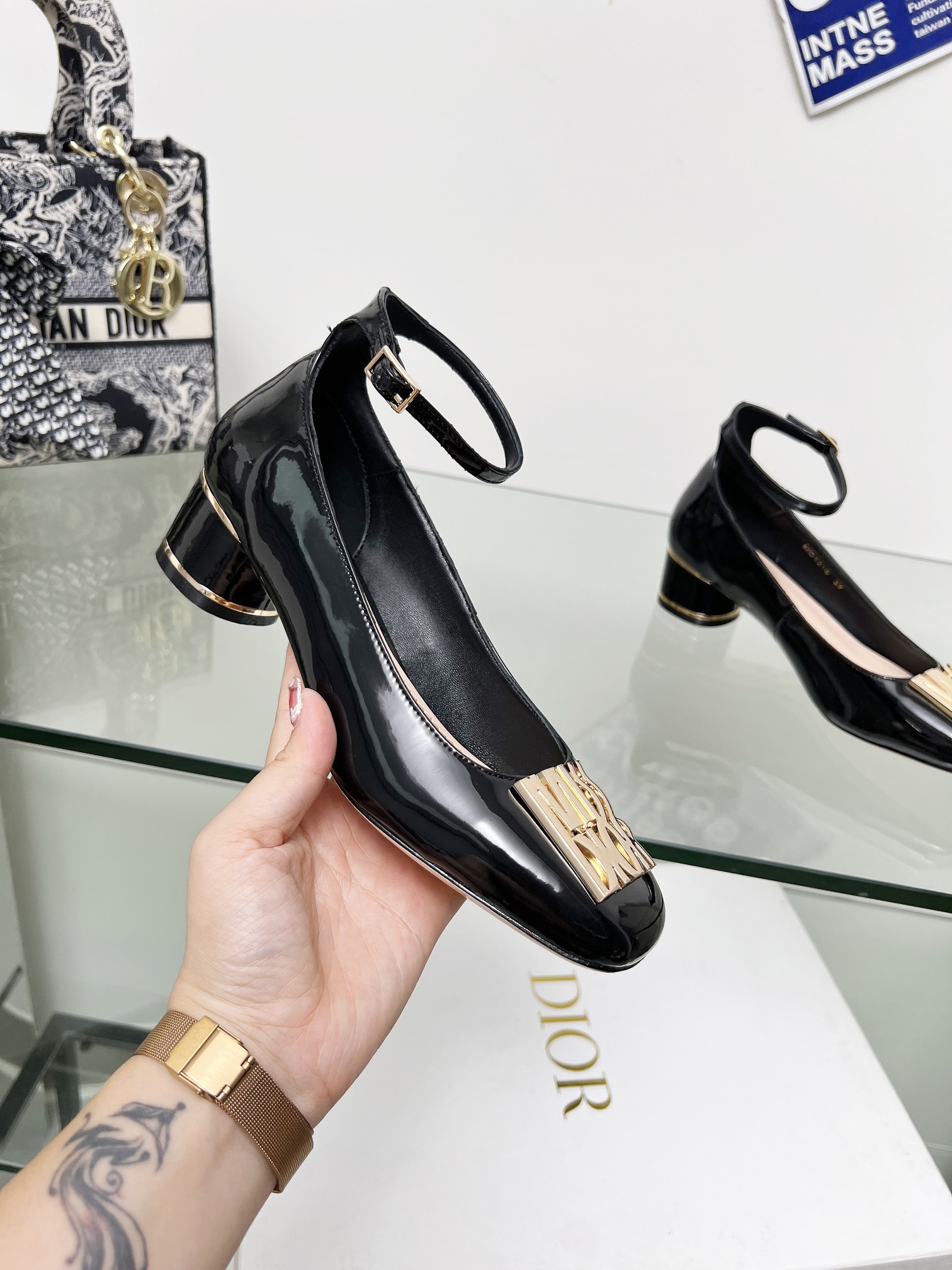 NO:222110,Dior lace-up patent leather high heels are shipped. This Miss Dior high heels are unveiled at the 2024 autumn and winter ready-to-wear series launch show, showing retro charm. The patent leather cowhide upper is decorated with the classic gold-finished letters of the series. The front is the Miss Dior logo. The lace-up at the ankle complements the cylindrical heels, and is decorated with gold-finished metal lines, which is comfortable to wear. The outsole uses a genuine leather outsole. Heel height is 4cm/8.5cm Size 34-42 size (34.40.41.42 custom sizes are not returned or replaced), Mary Jane, dior, dior, mary jane, high heels, cowhide, Leather soles19860909Dior系带漆皮高跟鞋出货啦这款 Miss Dior 高跟鞋于迪奥二零二四秋冬成衣系列发布秀上全新亮相,彰显复古魅力.漆皮牛皮革鞋面,正面饰以该系列经典的金色饰面字母 Miss Dior标志, 脚踝处系带与圆柱形鞋跟相得益彰,饰以金色饰面金属线条,穿着舒适.大底采用真皮大底. 跟高4cm/8.5cm Size34-42码（34.40.41.42定做码数不退不 换）,玛丽珍,dior,dior,mary jane,high heels,cowhide,Leather soles,Women's Shoes