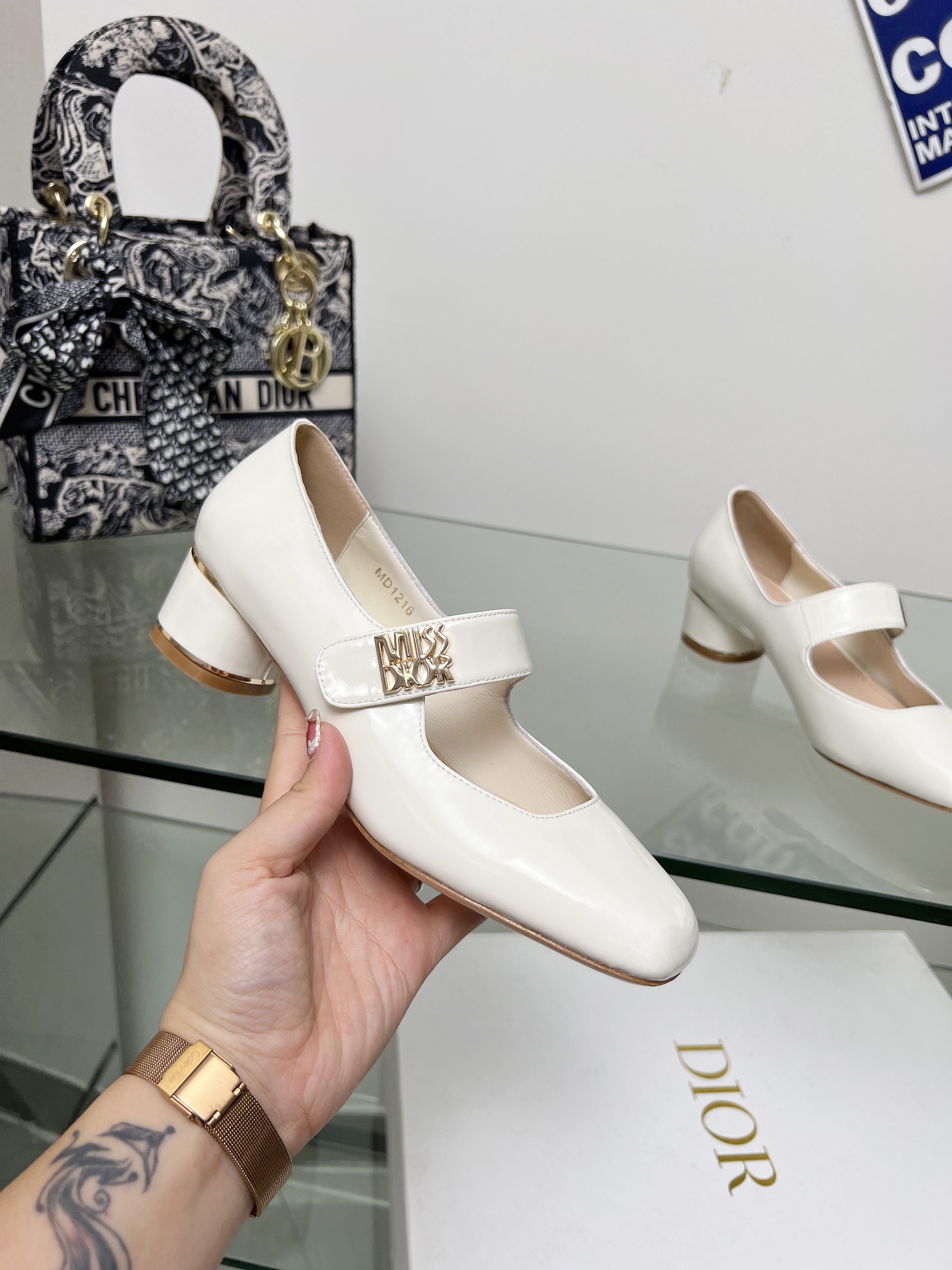 NO:222079,Dior lace-up patent leather high heels are shipped. This Miss Dior high heels are unveiled at the 2024 autumn and winter ready-to-wear series launch show, showing retro charm. The patent leather cowhide upper is decorated with the classic gold-finished letters of the series. The front is the Miss Dior logo. The lace-up at the ankle complements the cylindrical heels, and is decorated with gold-finished metal lines, which is comfortable to wear. The outsole uses a leather outsole. Heel height is 4cm/8.5cm Size 34-42 size (34.40.41.42 custom sizes are not returned or exchanged), Mary Jane, dior, dior, mary jane, high heels, cowhide, Leather soles19860909Dior系带漆皮高跟鞋出货啦这款 Miss Dior 高跟鞋于迪奥二零二四秋冬成衣系列发布秀上全新亮相,彰显复古魅力.漆皮牛皮革鞋面,正面饰以该系列经典的金色饰面字母 Miss Dior标志, 脚踝处系带与圆柱形鞋跟相得益彰,饰以金色饰面金属线条,穿着舒适.大底采用真皮大底. 跟高4cm/8.5cm Size34-42码（34.40.41.42定做码数不退不换）,玛丽珍,dior,dior,mary jane,high heels,cowhide,Leather soles,Women's Shoes