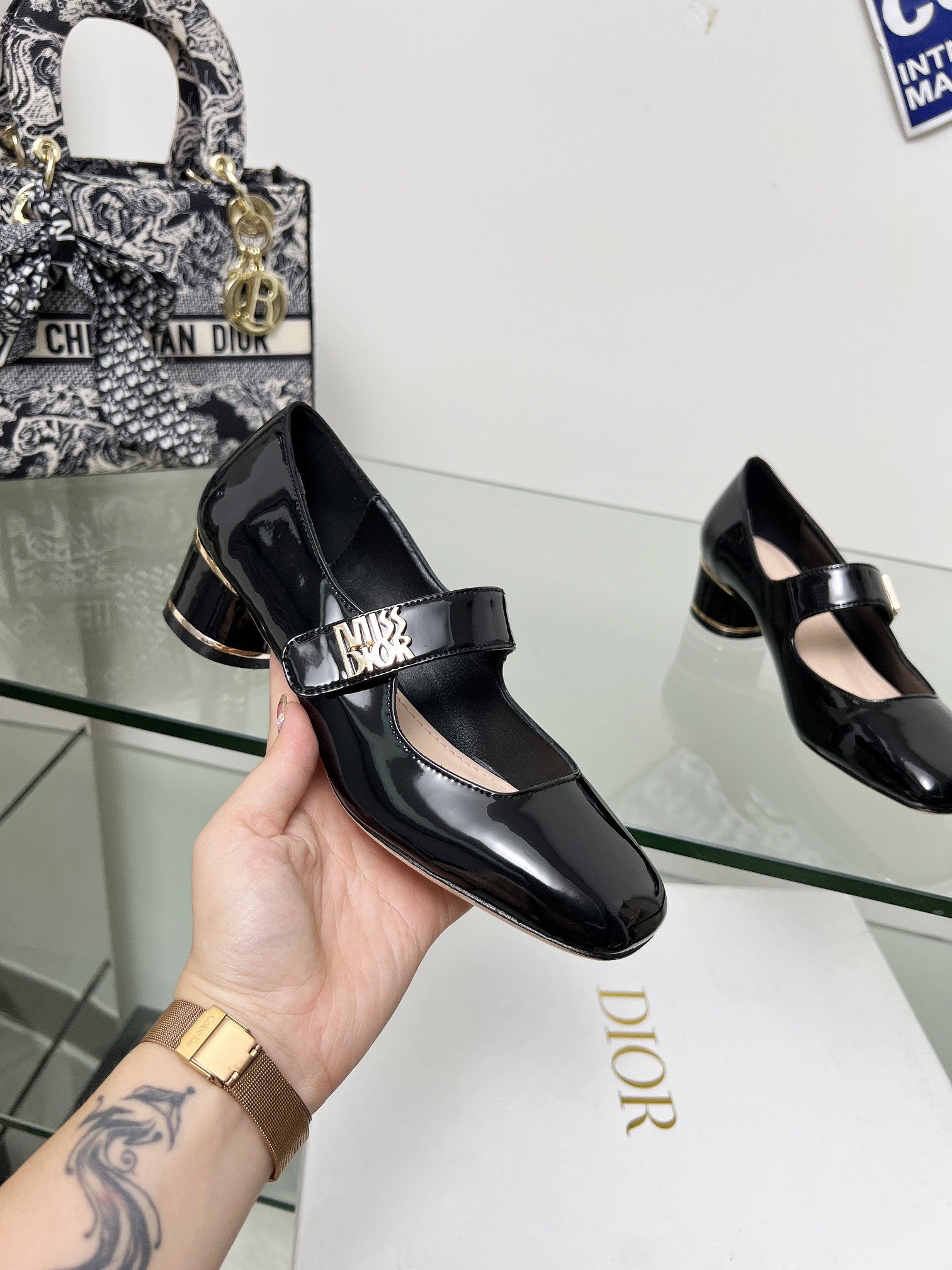 NO:222092,Dior lace-up patent leather high heels are shipped. This Miss Dior high heels are unveiled at the 2024 autumn and winter ready-to-wear series launch show, showing retro charm. The patent leather cowhide upper is decorated with the classic gold-finished letters of the series. The front is the Miss Dior logo. The lace-up at the ankle complements the cylindrical heels, and is decorated with gold-finished metal lines, which is comfortable to wear. The outsole uses a leather outsole. Heel height is 4cm/8.5cm Size 34-42 size (34.40.41.42 custom sizes are not refundable, Mary Jane, dior, dior, mary jane, high heels, cowhide, Leather soles19860909Dior系带漆皮高跟鞋出货啦这款 Miss Dior 高跟鞋于迪奥二零二四秋冬成衣系列发布秀上全新亮相,彰显复古魅力.漆皮牛皮革鞋面,正面饰以该系列经典的金色饰面字母 Miss Dior标志, 脚踝处系带与圆柱形鞋跟相得益彰,饰以金色饰面金属线条,穿着舒适.大底采用真皮大底. 跟高4cm/8.5cm Size34-42码（34.40.41.42定做码数不退不,玛丽珍,dior,dior,mary jane,high heels,cowhide,Leather soles,Women's Shoes