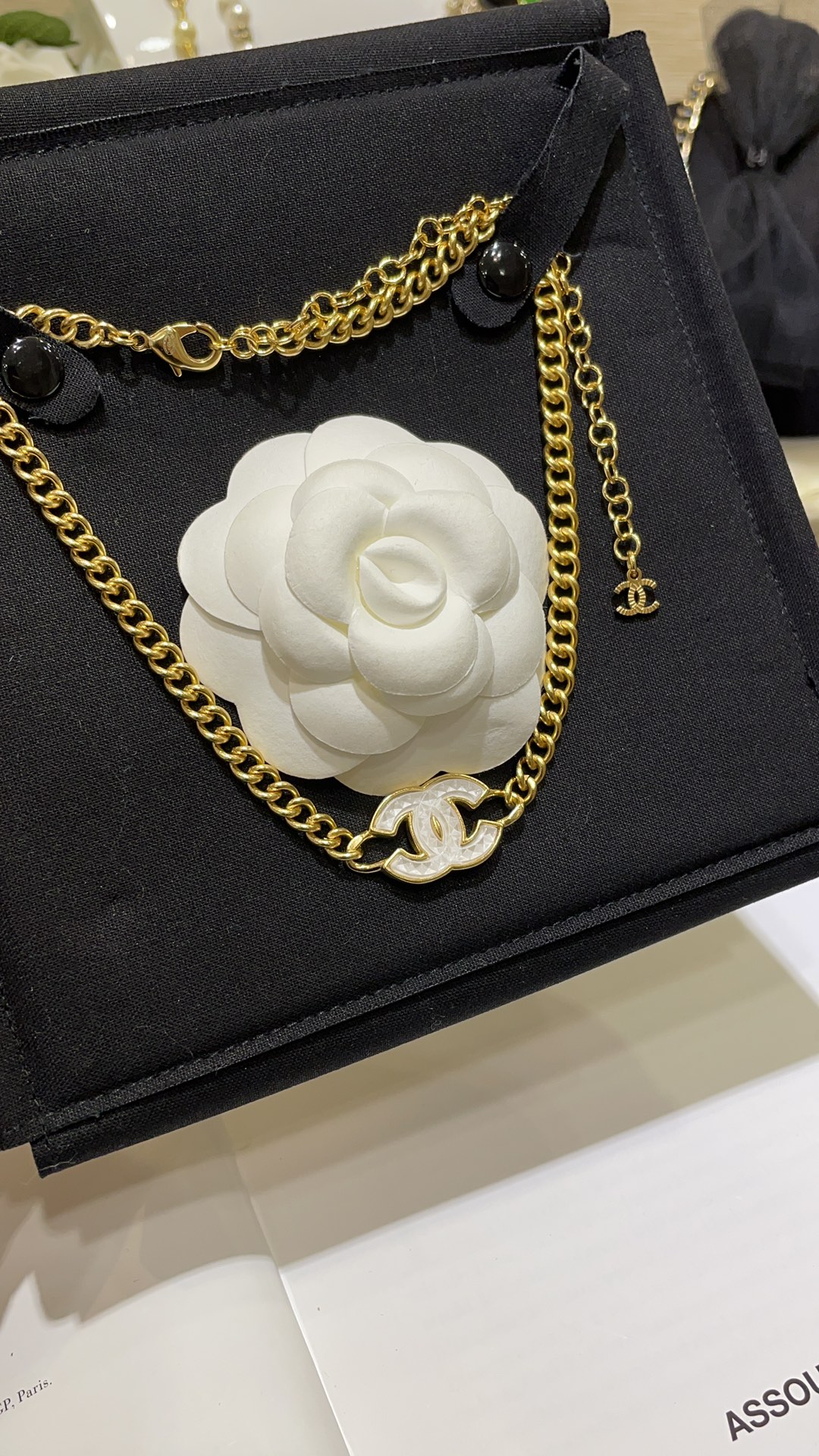 NO:631616,88200. Arrive today choker 24A new white diamond pattern resin double C necklace with gold edge and transparent diamond pattern double C. It is clear and cute. It has a very retro temperament with a thick gold chain. It feels like a wealthy daughter. You will not regret it if you choose it blindly. Necklace, Cartier high-end jewelry1986090988200.今日到货choker 24A新款白色菱格纹树脂双C项链 金边透明菱格纹双C 清透又可爱 搭配金色粗链条非常的复古气质 财阀千金即视感 盲选都不会后悔,,necklace,卡迪亚高端饰品,Jewelry