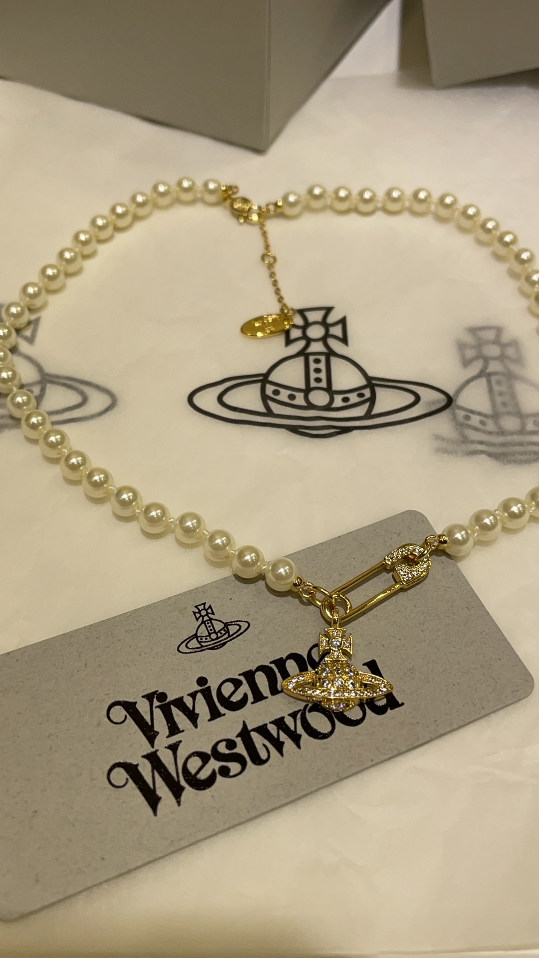 NO:633539,88230, the golden model arrived today Vivienne Westwood Queen Mother Full Diamond Brooch Saturn Pearl Necklace Classic Brooch Little Saturn Whoever wears it is more beautiful series Punk retro hot girl with a sense of luxury and a bit of exquisite cuteness Impeccably beautiful, super eye-catching and durable Z version customization Swarovski diamond material Customized pearls, necklace, Cartier high-end jewelry1986090988230,今日到货金色款 VivienneWestwood西太后满钻别针土星珍珠项链 经典款别针小土星 谁戴谁美系列 朋克复古辣妹高级感又带点精致可爱 美得无可挑剔超级吸睛又耐看 z版定制 施华洛钻材质 定制珍珠,,necklace,卡迪亚高端饰品,Jewelry