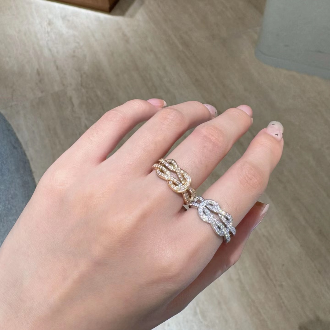 NO:105722,New product releases are popular. Fred Fred is full diamond, half diamond, diamond-free horseshoe buckle navigation buckle, wealth buckle, 8-character buckle high-quality ring brand. Fashionable and exquisite FORCE series rings high-end customization~ Yajin micro-electroplating 18k gold craft Seiko horseshoe buckle head ring!  The upper body effect is very versatile. Internet celebrity experts. A must-have item for fashion. Three-color rose gold, gold and silver. The same couple style for men and women. The jewelry is boutique, ring, gold19860909新品发布火爆费雷德 Fred斐登满钻、半钻、无钻马蹄扣航海扣、发财扣、8字扣高品质戒指大牌 时尚 精致FORCE 系列戒指高端定制～亚金微电镀18k金工艺 精工马蹄扣头戒指！上身效果非常百搭 网红达人 时尚一族必备单品 玫瑰金、黄金、银色三色男女同款情侣款,饰品精品,ring,gold,Jewelry