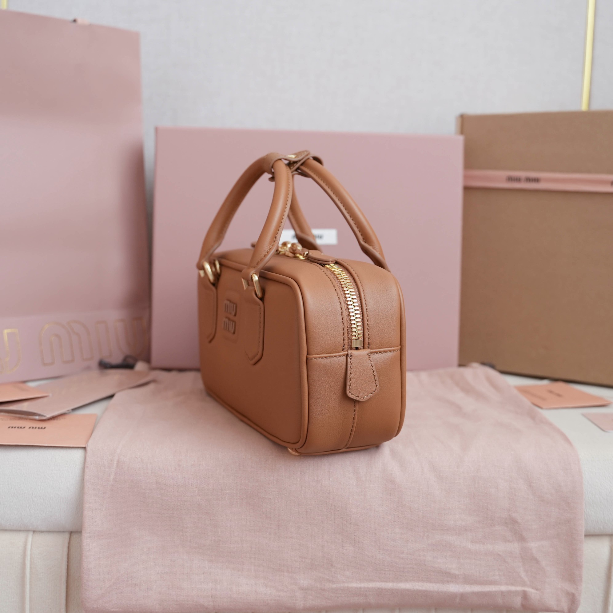 Miu Miu New version: 5BB142, Mius new bowling bag, the main recommendation on the official website, this years absolute hot style, top-grade impo