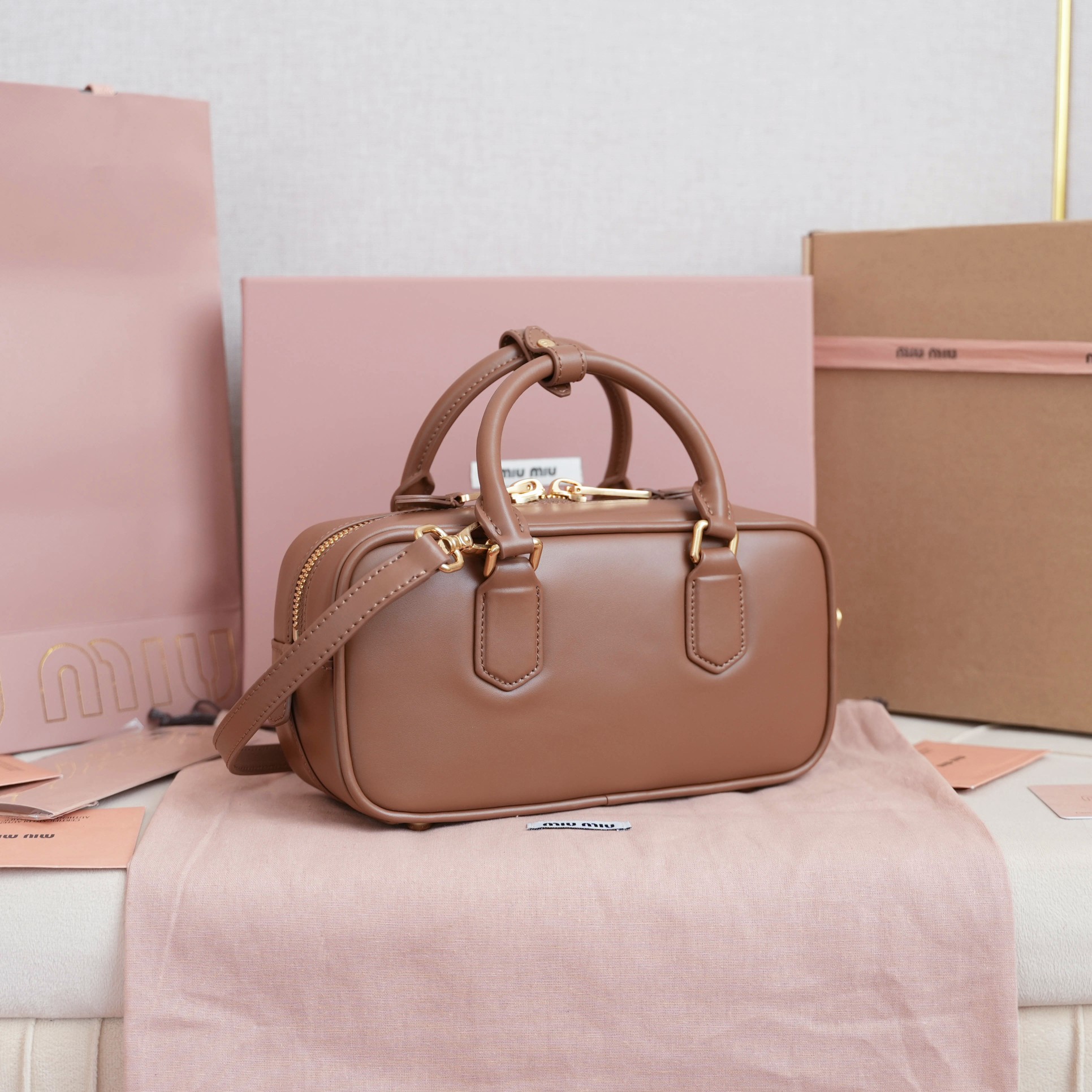 Miu Miu New version: 5BB142, Mius new bowling bag, the main recommendation on the official website, this years absolute hot style, top imported c