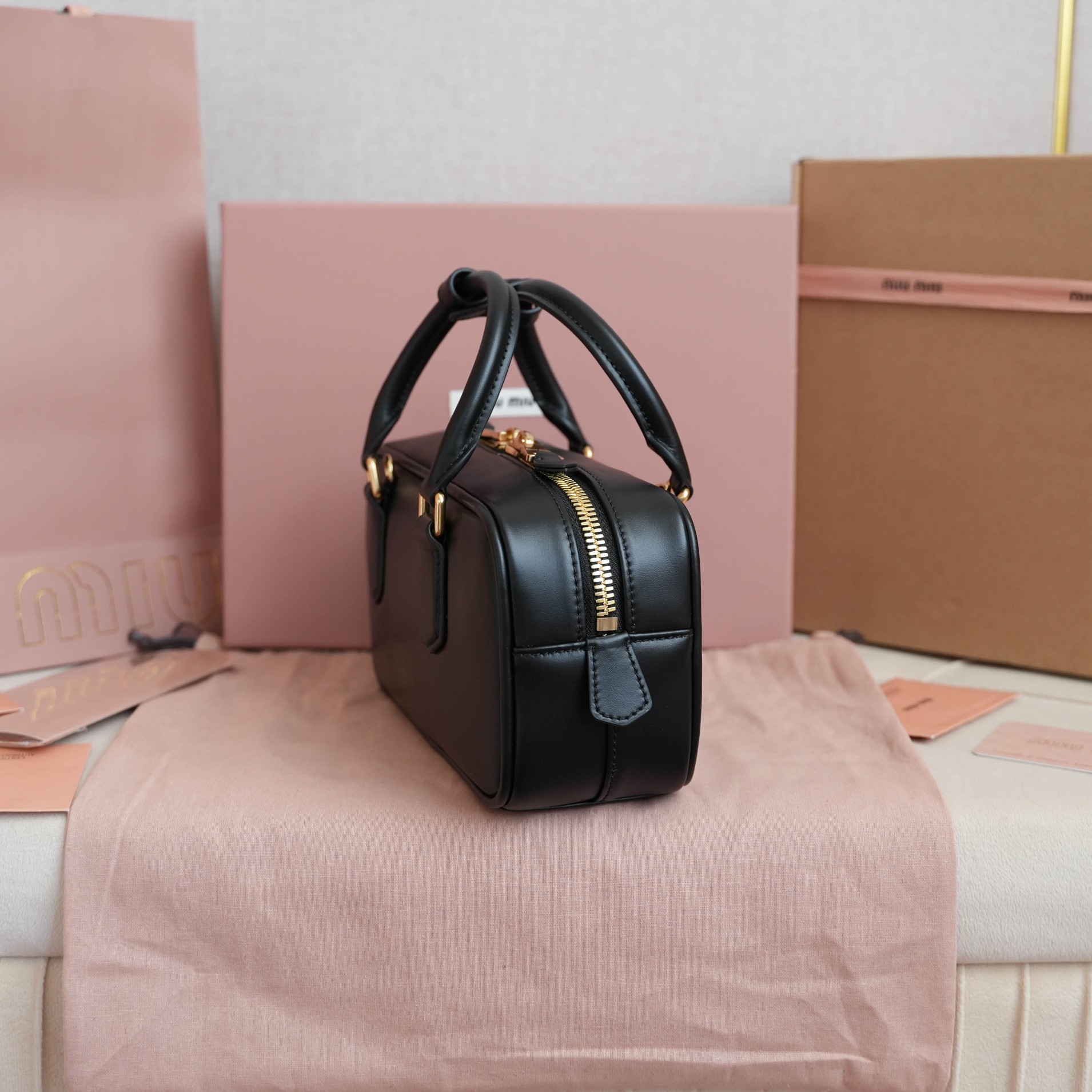 Miu Miu New version: 5BB142, Mius new bowling bag, the main recommendation on the official website, this years absolute hot style, top imported c