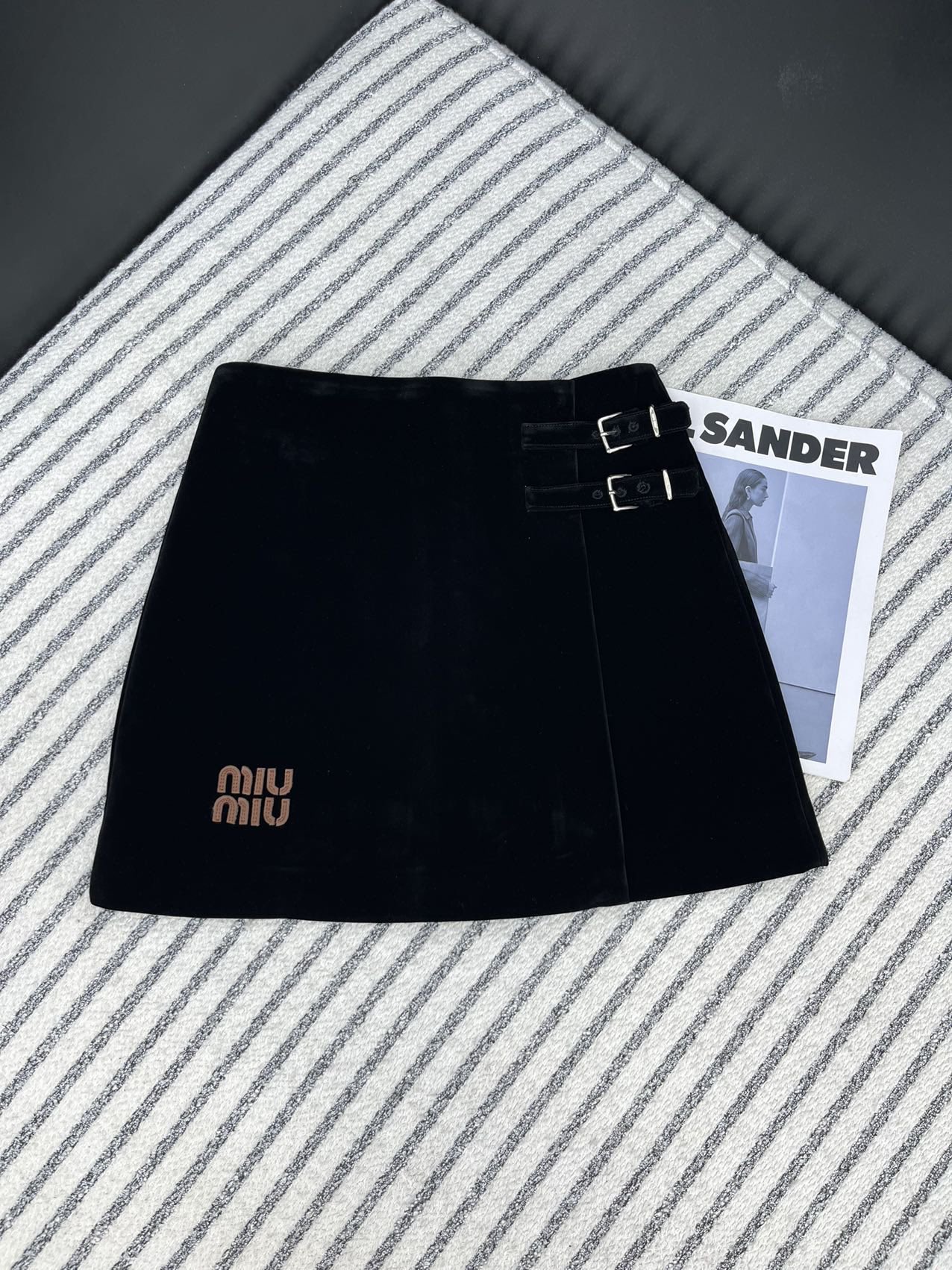 NO:327302,Miumi*24 autumn and winter new style, leather logo embroidered skirts, high-quality imported velvet, versatile single product recommendation, self-retained style, high-waisted pants, small A-shaped, shorts, irregular design, forming fake two pieces, 3D three-dimensional cut lengthening, stretching the leg lines, high matching degree, used to match various tops, all very versatile, two-color SML,,miumiu, skirts, shorts, alexander wang19860909Miumi*24秋冬新款 皮logo绣花裙裤 高定进口丝绒 百搭单品推荐 自留款 高腰裤型 呈小A字型 短裤裙一片式不规则设计 形成假两件 3D立体剪裁拉长腿部线条 搭配度很高 用来搭配各种上衣 都很百搭 两色SML,,miumiu,skirts,shorts,alexander wang,Women's clothing