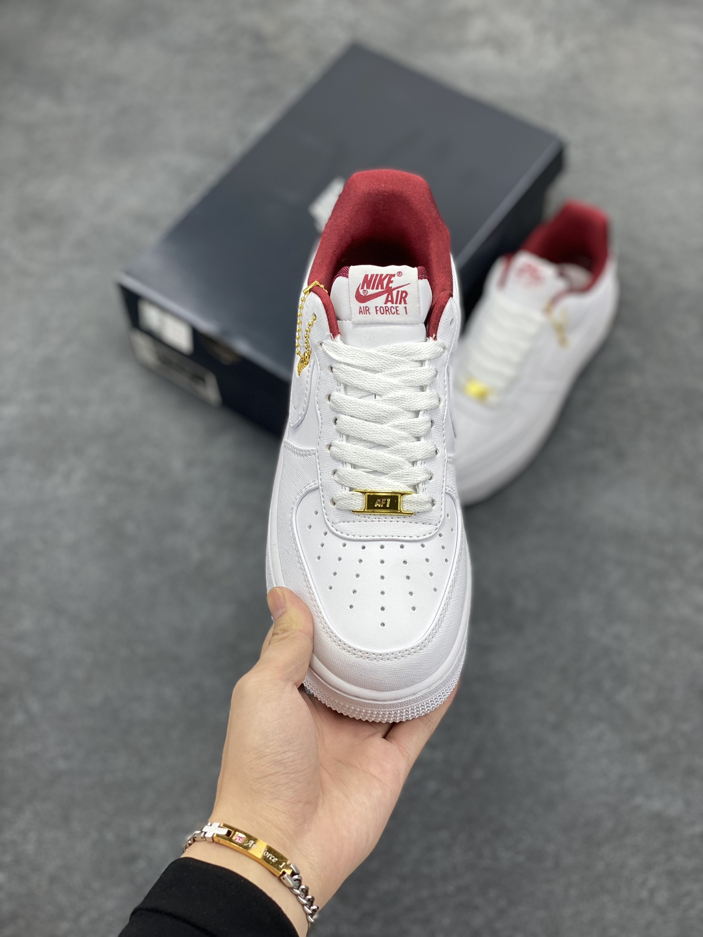 图片[2]-福利特价 Nike Air Force 1 Low 四十周年限定 空军一号低帮板鞋 金币 标志性金属鞋带扣和中底 Air 字样使用金色处理，彰显 40 周年独特的纪念属性 货号：DV7584-100 尺码：36 36.5 37.5 38 38.5 39 40 40.5 41 42 42.5 43 44 44.5 45-选品中心