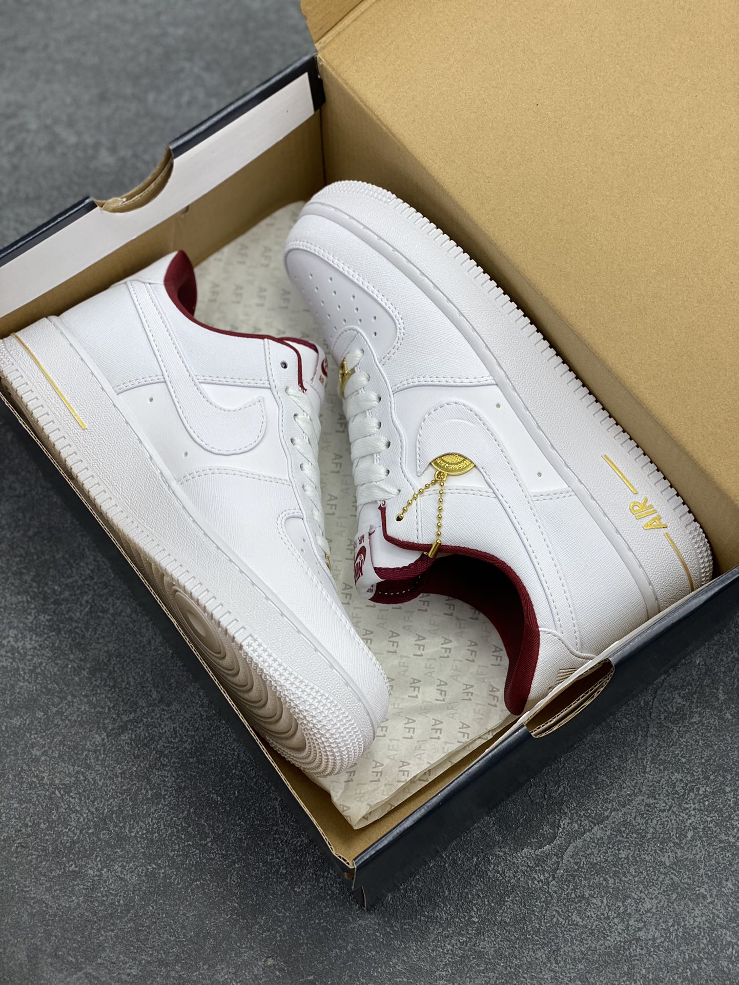 图片[9]-福利特价 Nike Air Force 1 Low 四十周年限定 空军一号低帮板鞋 金币 标志性金属鞋带扣和中底 Air 字样使用金色处理，彰显 40 周年独特的纪念属性 货号：DV7584-100 尺码：36 36.5 37.5 38 38.5 39 40 40.5 41 42 42.5 43 44 44.5 45-选品中心