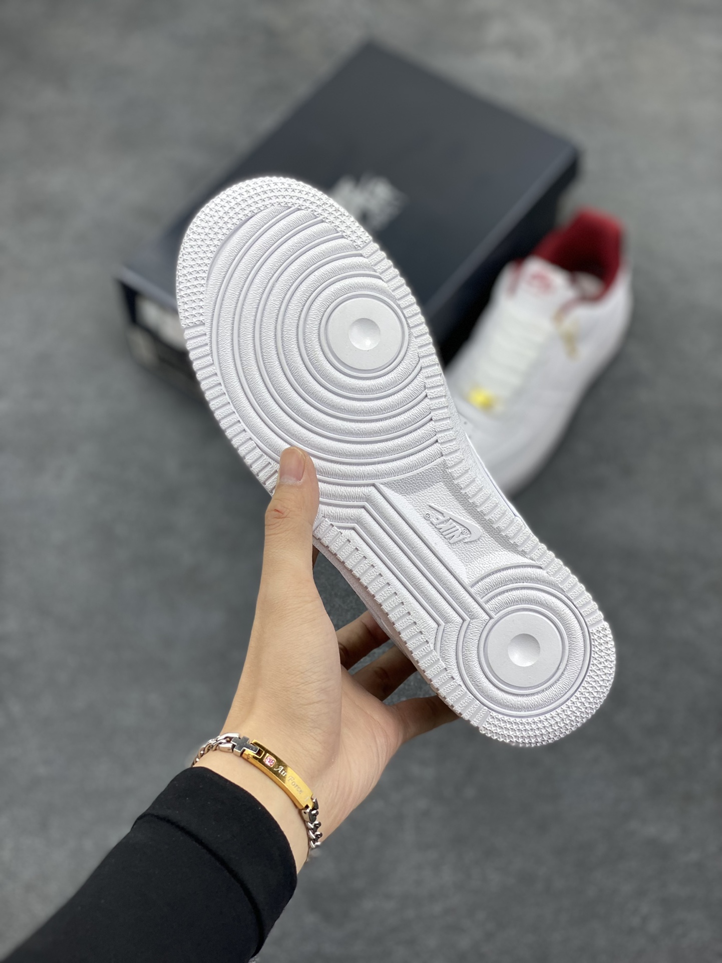 图片[5]-福利特价 Nike Air Force 1 Low 四十周年限定 空军一号低帮板鞋 金币 标志性金属鞋带扣和中底 Air 字样使用金色处理，彰显 40 周年独特的纪念属性 货号：DV7584-100 尺码：36 36.5 37.5 38 38.5 39 40 40.5 41 42 42.5 43 44 44.5 45-选品中心