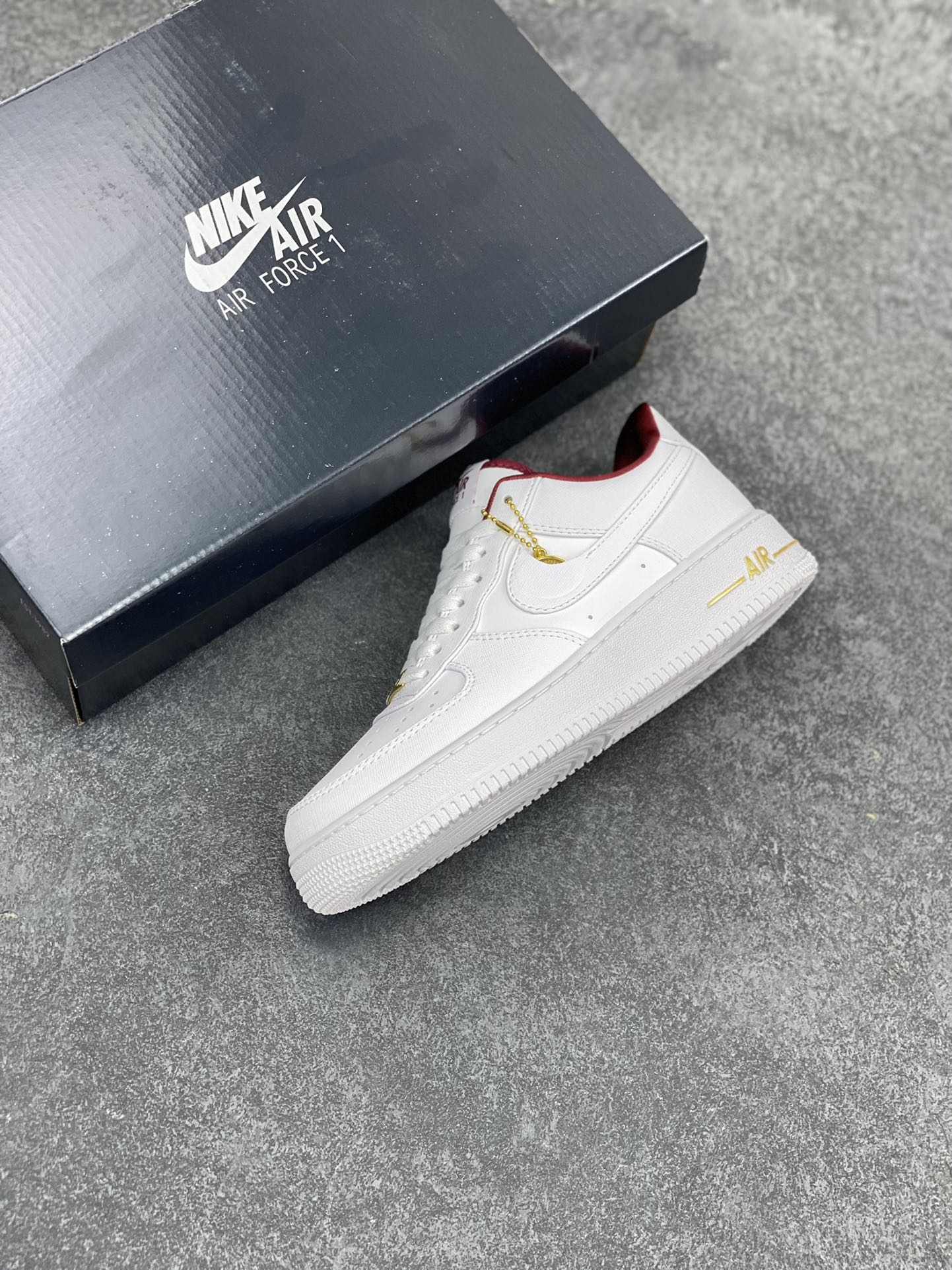 图片[7]-福利特价 Nike Air Force 1 Low 四十周年限定 空军一号低帮板鞋 金币 标志性金属鞋带扣和中底 Air 字样使用金色处理，彰显 40 周年独特的纪念属性 货号：DV7584-100 尺码：36 36.5 37.5 38 38.5 39 40 40.5 41 42 42.5 43 44 44.5 45-选品中心