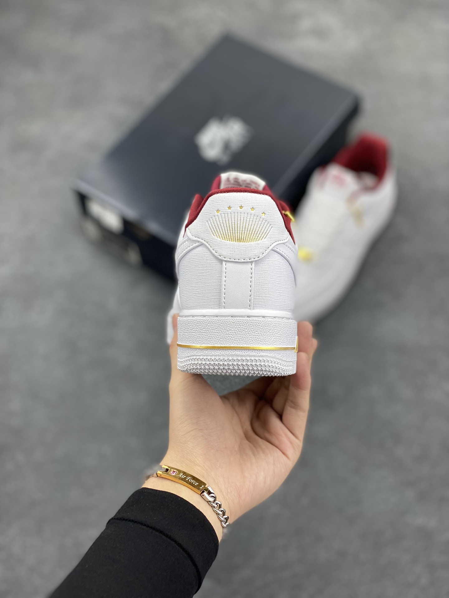 图片[4]-福利特价 Nike Air Force 1 Low 四十周年限定 空军一号低帮板鞋 金币 标志性金属鞋带扣和中底 Air 字样使用金色处理，彰显 40 周年独特的纪念属性 货号：DV7584-100 尺码：36 36.5 37.5 38 38.5 39 40 40.5 41 42 42.5 43 44 44.5 45-选品中心