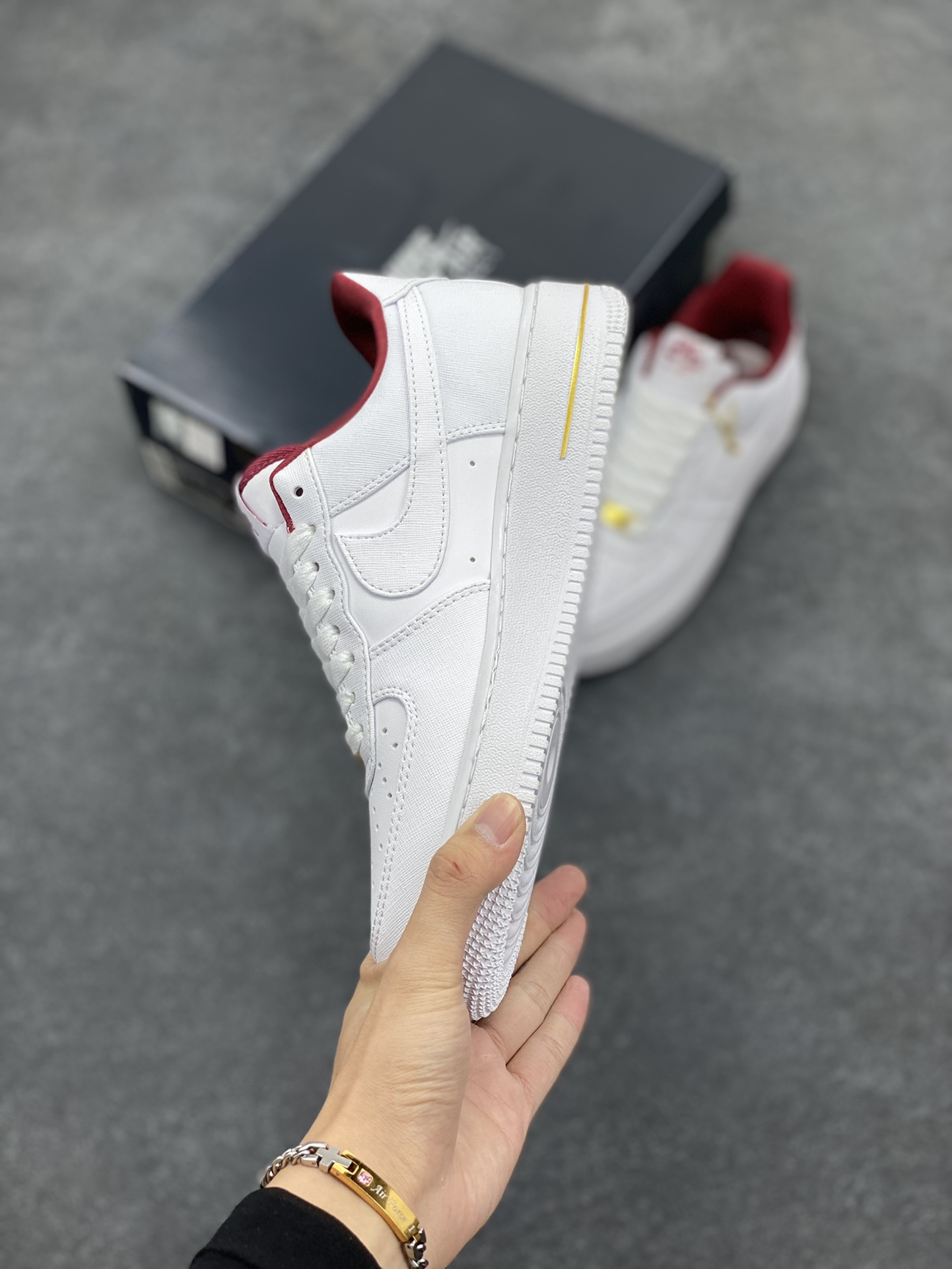 图片[3]-福利特价 Nike Air Force 1 Low 四十周年限定 空军一号低帮板鞋 金币 标志性金属鞋带扣和中底 Air 字样使用金色处理，彰显 40 周年独特的纪念属性 货号：DV7584-100 尺码：36 36.5 37.5 38 38.5 39 40 40.5 41 42 42.5 43 44 44.5 45-选品中心