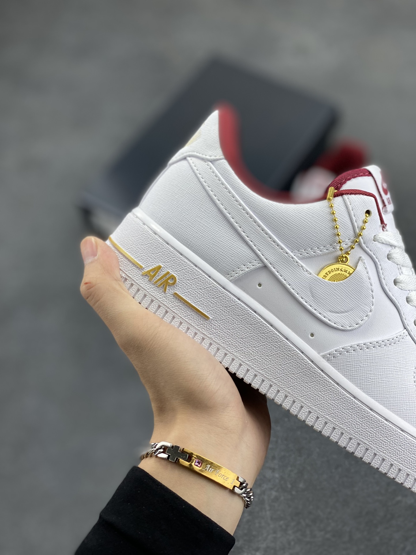 图片[6]-福利特价 Nike Air Force 1 Low 四十周年限定 空军一号低帮板鞋 金币 标志性金属鞋带扣和中底 Air 字样使用金色处理，彰显 40 周年独特的纪念属性 货号：DV7584-100 尺码：36 36.5 37.5 38 38.5 39 40 40.5 41 42 42.5 43 44 44.5 45-选品中心