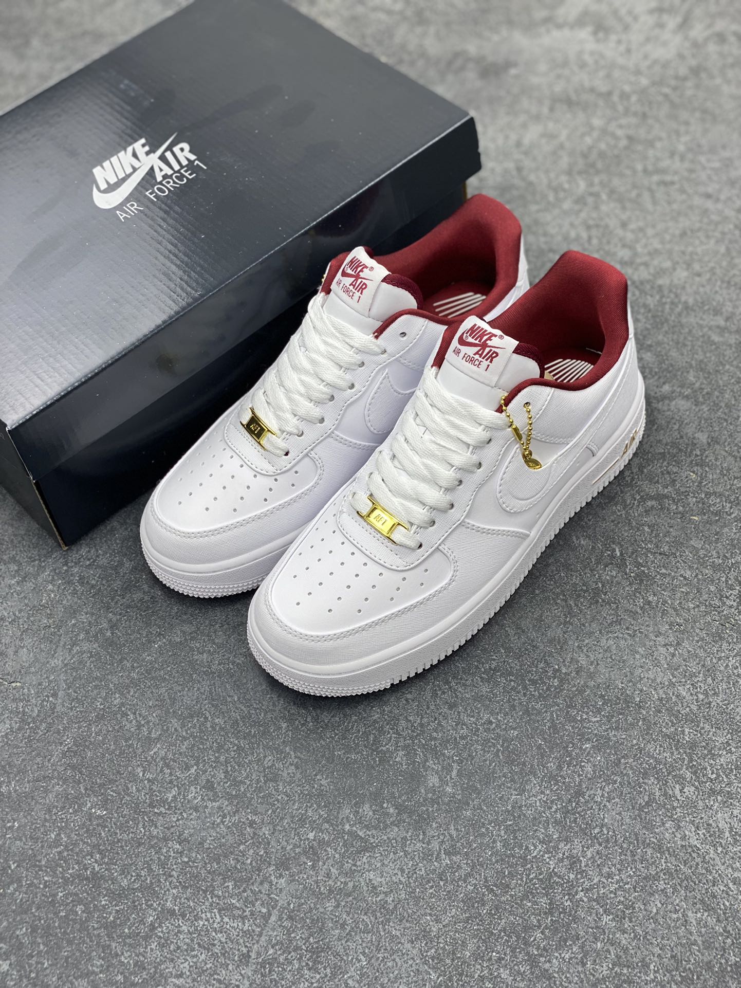 图片[8]-福利特价 Nike Air Force 1 Low 四十周年限定 空军一号低帮板鞋 金币 标志性金属鞋带扣和中底 Air 字样使用金色处理，彰显 40 周年独特的纪念属性 货号：DV7584-100 尺码：36 36.5 37.5 38 38.5 39 40 40.5 41 42 42.5 43 44 44.5 45-选品中心