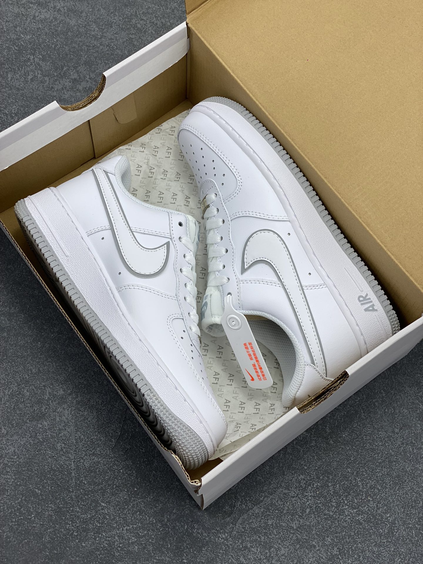 图片[9]-福利特价 Nike Air Force 1 \’07 Low 空军一号低帮运动板鞋 白灰 原楦头原纸板 打造纯正空军版型#专注外贸渠道 全掌内置蜂窝气垫 #原盒配件 原厂中底钢印、拉帮完美 货号：DV0788-100 尺码：36 36.5 37.5 38 38.5 39 40 40.5 41 42 42.5 43 44 44.5 45-选品中心