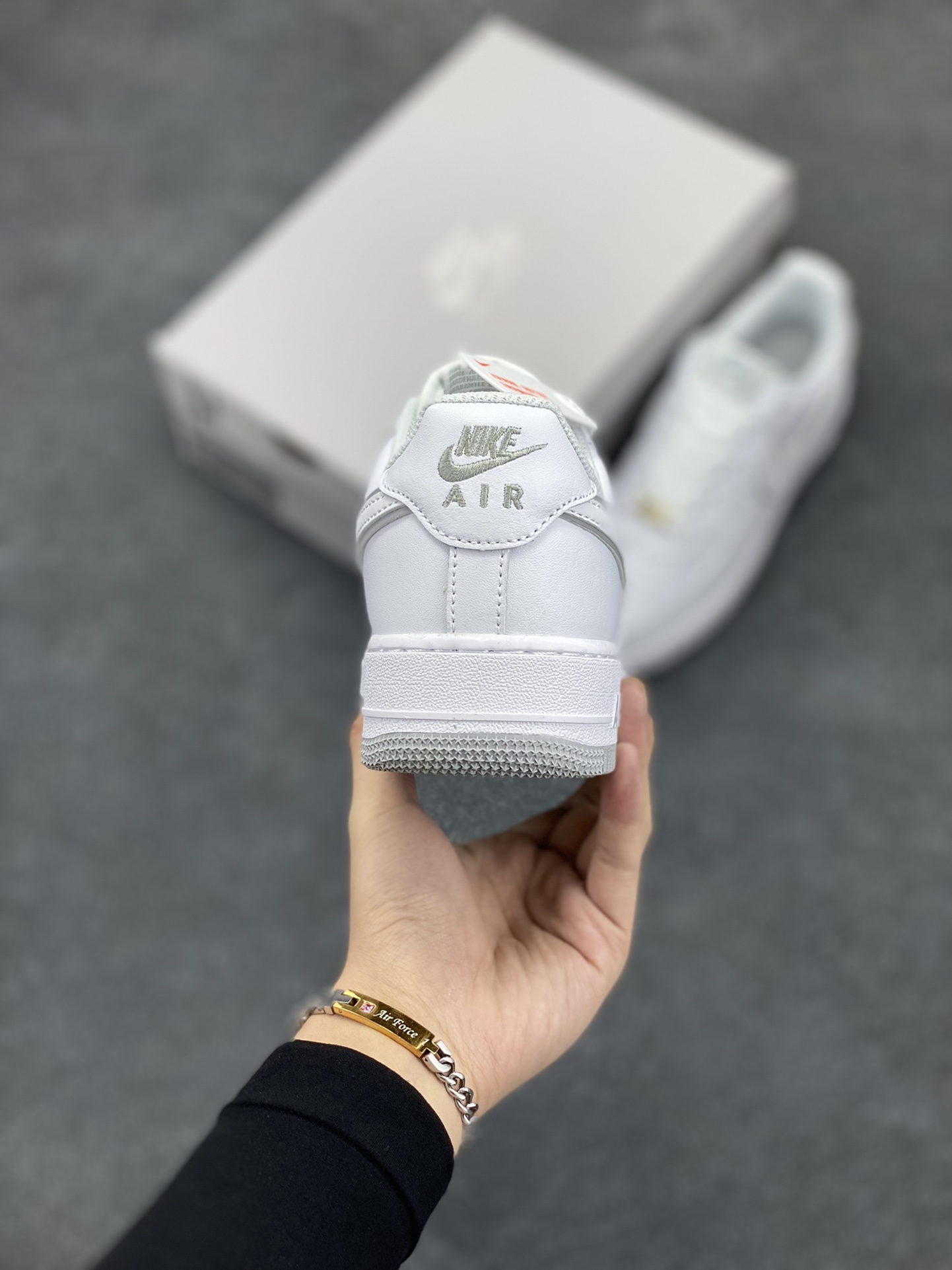 图片[4]-福利特价 Nike Air Force 1 \’07 Low 空军一号低帮运动板鞋 白灰 原楦头原纸板 打造纯正空军版型#专注外贸渠道 全掌内置蜂窝气垫 #原盒配件 原厂中底钢印、拉帮完美 货号：DV0788-100 尺码：36 36.5 37.5 38 38.5 39 40 40.5 41 42 42.5 43 44 44.5 45-选品中心