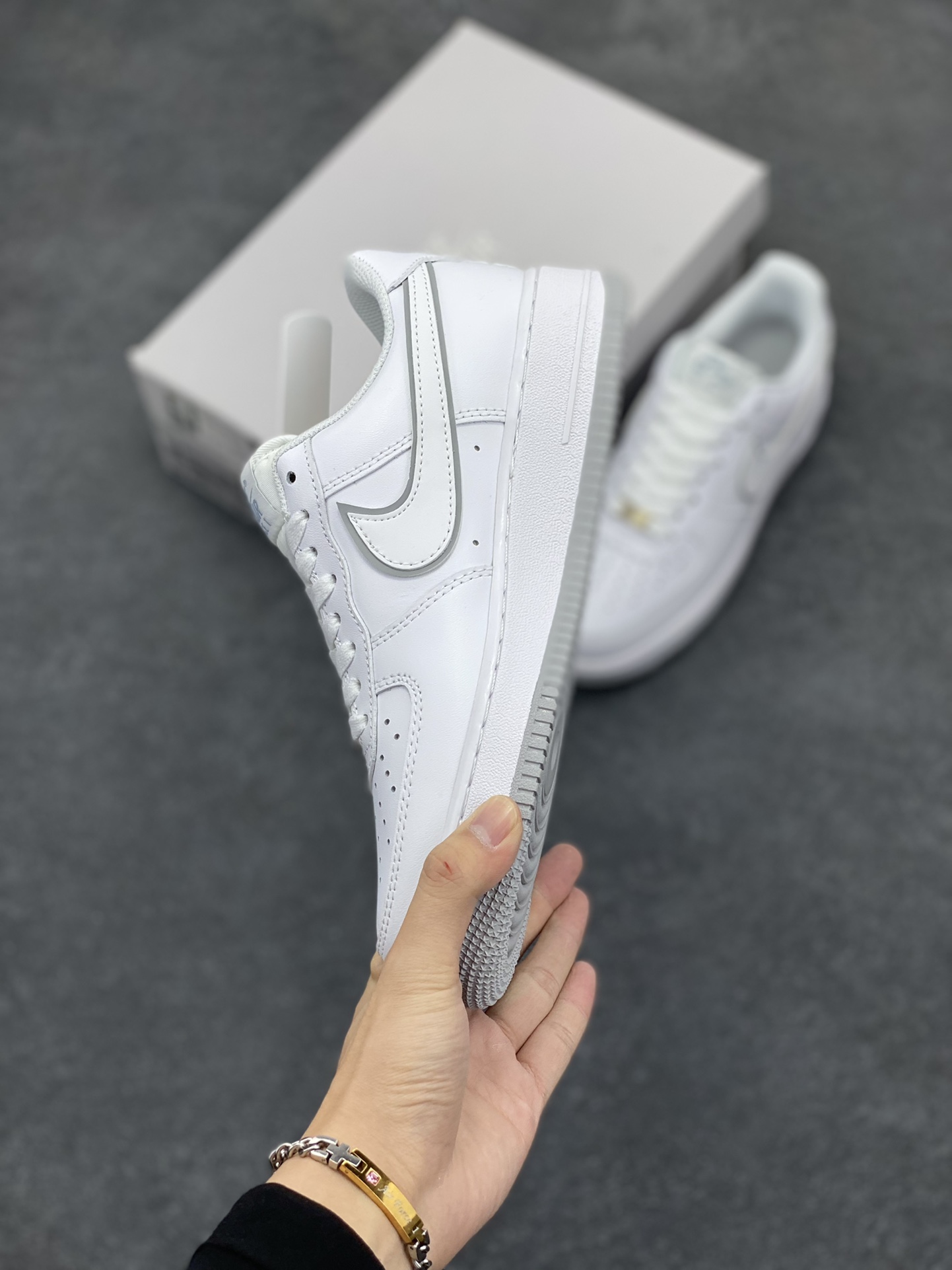 图片[3]-福利特价 Nike Air Force 1 \’07 Low 空军一号低帮运动板鞋 白灰 原楦头原纸板 打造纯正空军版型#专注外贸渠道 全掌内置蜂窝气垫 #原盒配件 原厂中底钢印、拉帮完美 货号：DV0788-100 尺码：36 36.5 37.5 38 38.5 39 40 40.5 41 42 42.5 43 44 44.5 45-选品中心