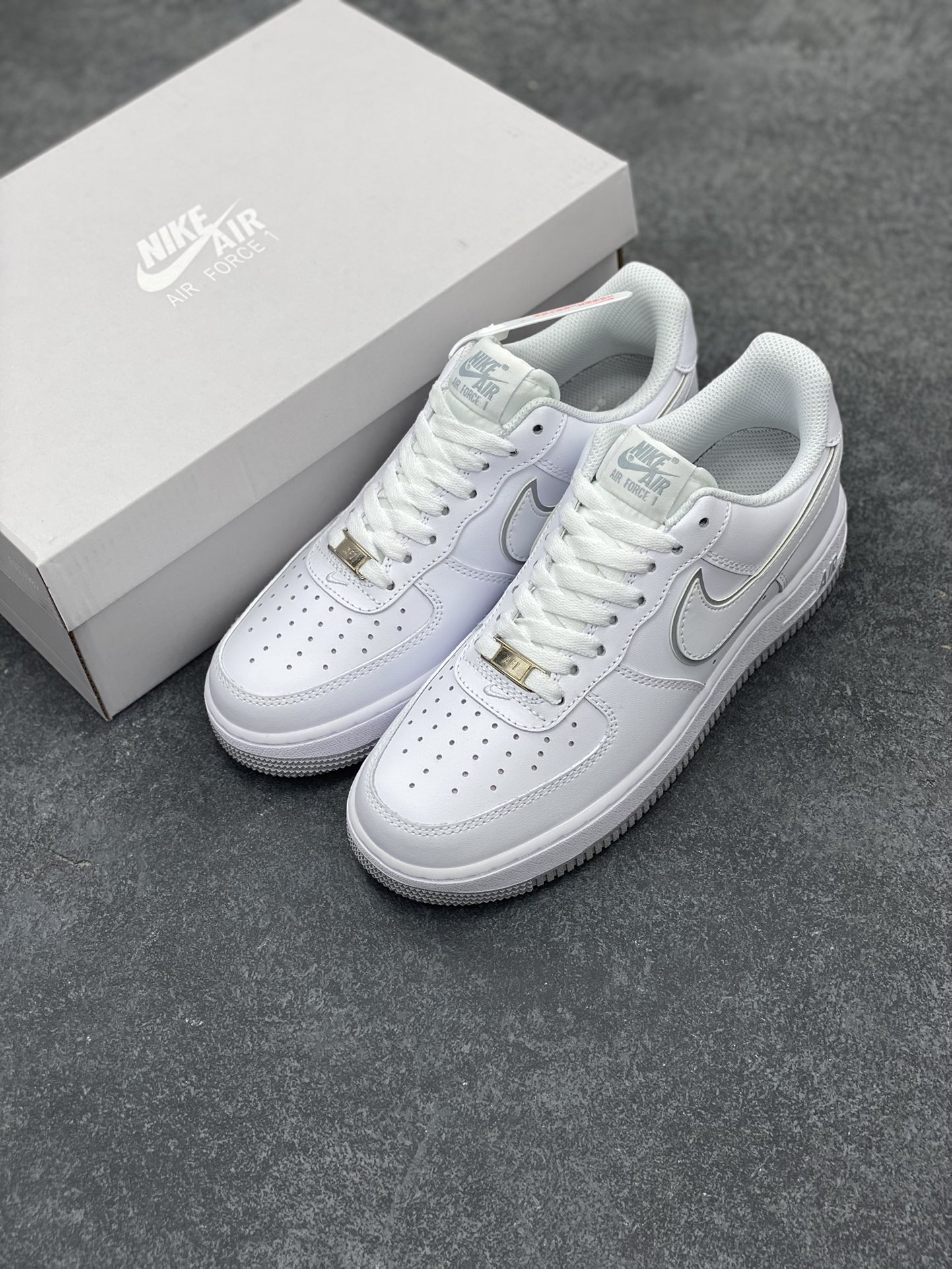 图片[8]-福利特价 Nike Air Force 1 \’07 Low 空军一号低帮运动板鞋 白灰 原楦头原纸板 打造纯正空军版型#专注外贸渠道 全掌内置蜂窝气垫 #原盒配件 原厂中底钢印、拉帮完美 货号：DV0788-100 尺码：36 36.5 37.5 38 38.5 39 40 40.5 41 42 42.5 43 44 44.5 45-选品中心
