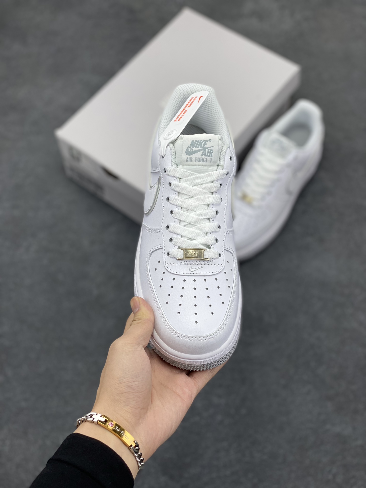 图片[2]-福利特价 Nike Air Force 1 \’07 Low 空军一号低帮运动板鞋 白灰 原楦头原纸板 打造纯正空军版型#专注外贸渠道 全掌内置蜂窝气垫 #原盒配件 原厂中底钢印、拉帮完美 货号：DV0788-100 尺码：36 36.5 37.5 38 38.5 39 40 40.5 41 42 42.5 43 44 44.5 45-选品中心