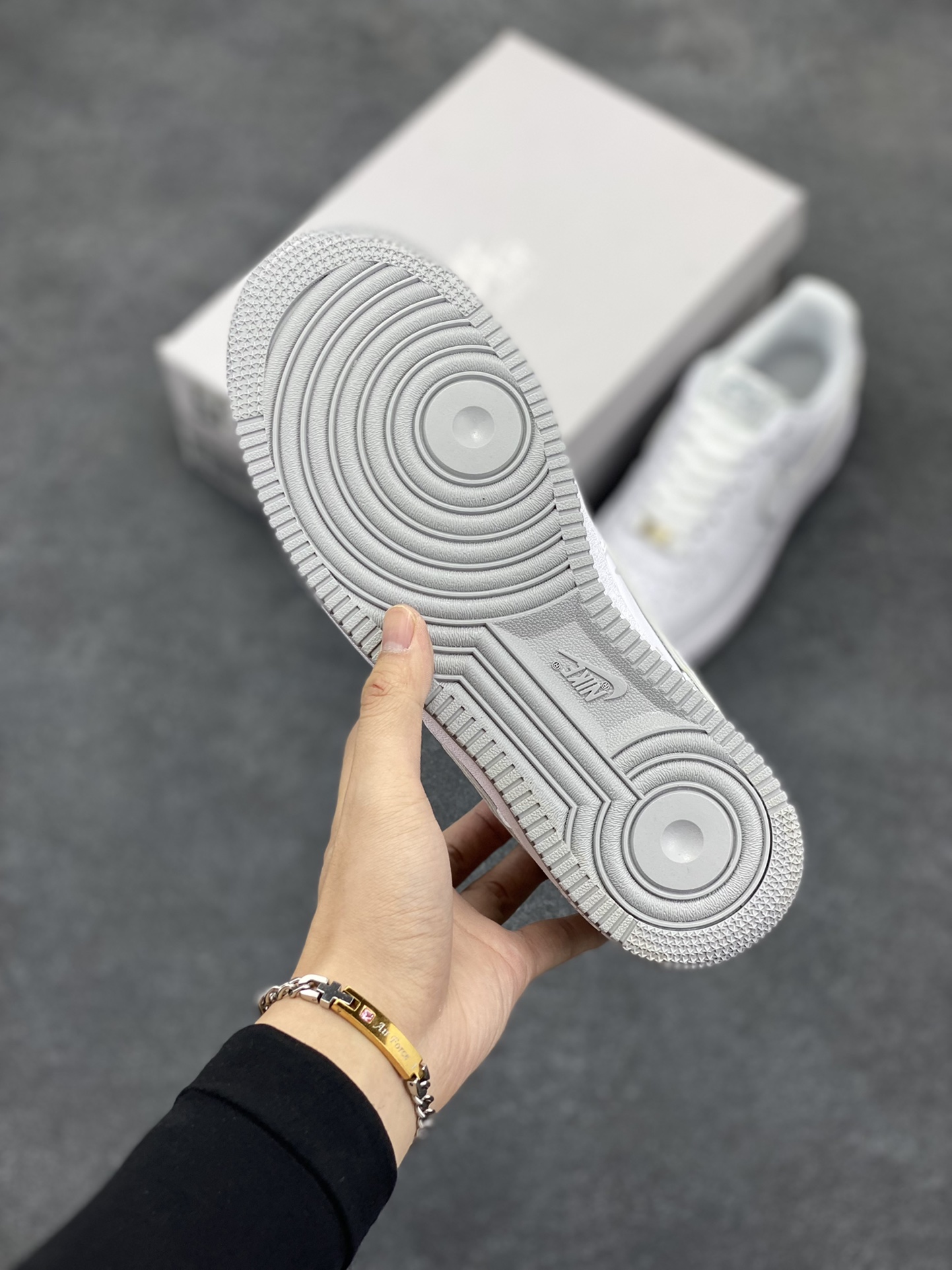 图片[5]-福利特价 Nike Air Force 1 \’07 Low 空军一号低帮运动板鞋 白灰 原楦头原纸板 打造纯正空军版型#专注外贸渠道 全掌内置蜂窝气垫 #原盒配件 原厂中底钢印、拉帮完美 货号：DV0788-100 尺码：36 36.5 37.5 38 38.5 39 40 40.5 41 42 42.5 43 44 44.5 45-选品中心