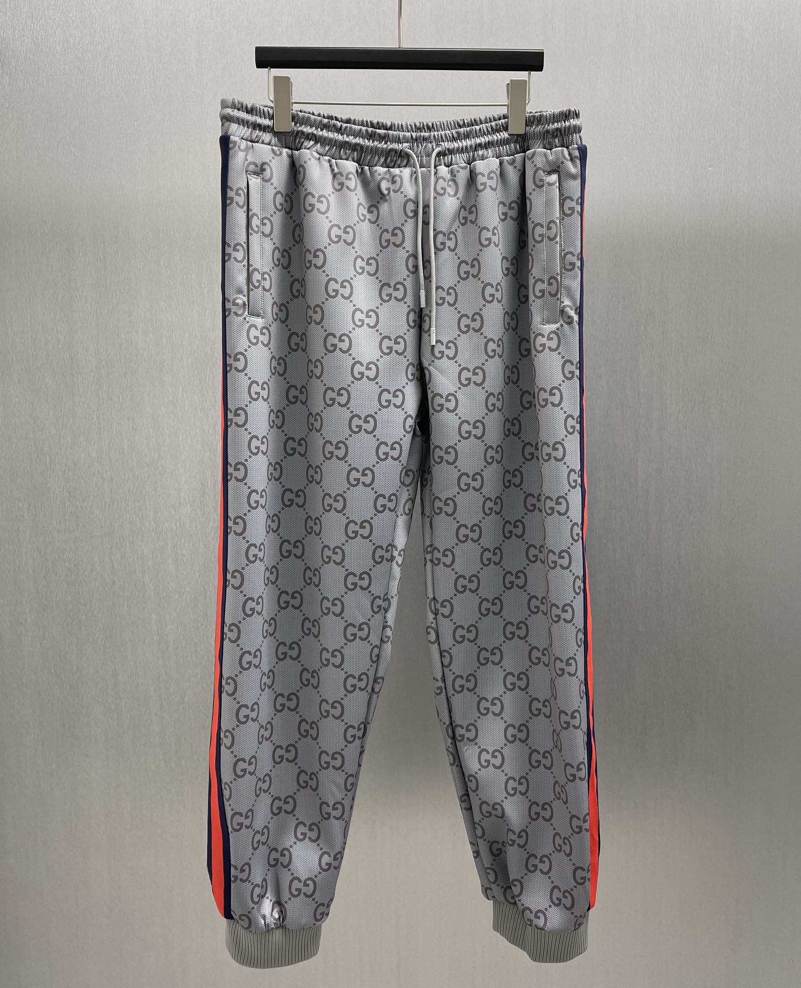 🧧Pantalones de chándal de neopreno con cinta GG. Tallas: S-XL. La colección de pre-otoño 2024 reinterpreta el diseño d…