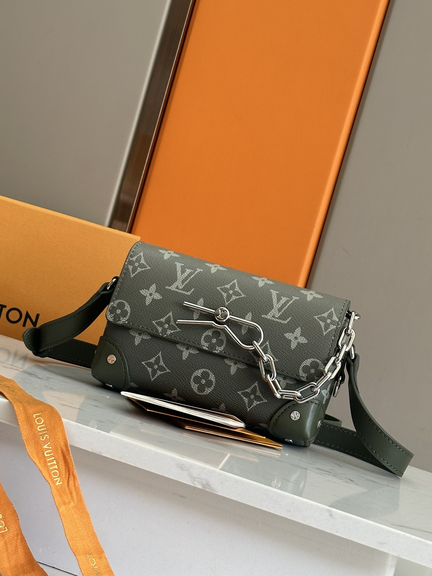 NO:386249,Top-level original development, all-steel hardware. This Steamer mini handbag combines Monogram Eclipse Reverse canvas and cowhide trim to release a leisurely summer atmosphere. Adjustable shoulder straps and reinforced corners render bright and bright, paired with metal parts, classic needle chain buckles and rivets. Monogram Eclipse Reverse coated canvas, cowhide trim, fabric lining, metal piece, zipper inner bag, Steamer style chain, magnetic buckle opening and closing, shoulder strap is not removable and adjustable! ! Model: M11543; Size: 18x11x6.5CM, LV [top original list], louis vuitton, versace, cowhide19860909顶级原单原版开发,全钢五金 本款 Steamer 迷你手袋融合 Monogram Eclipse Reverse 帆布和牛皮革饰边,释放悠然夏日气息.可调节肩带和加固包角渲染明媚亮彩,搭配金属件、经典饰针链条锁扣和铆钉.Monogram Eclipse Reverse 涂层帆布一牛皮革饰边一织物内衬一金属件一拉链内袋一Steamer 风格链条一磁扣开合一肩带不可拆卸,可调节！！型號:M11543；尺寸:18x11x6.5CM,LV【顶级原单】,louis vuitton,versace,cowhide,Bag