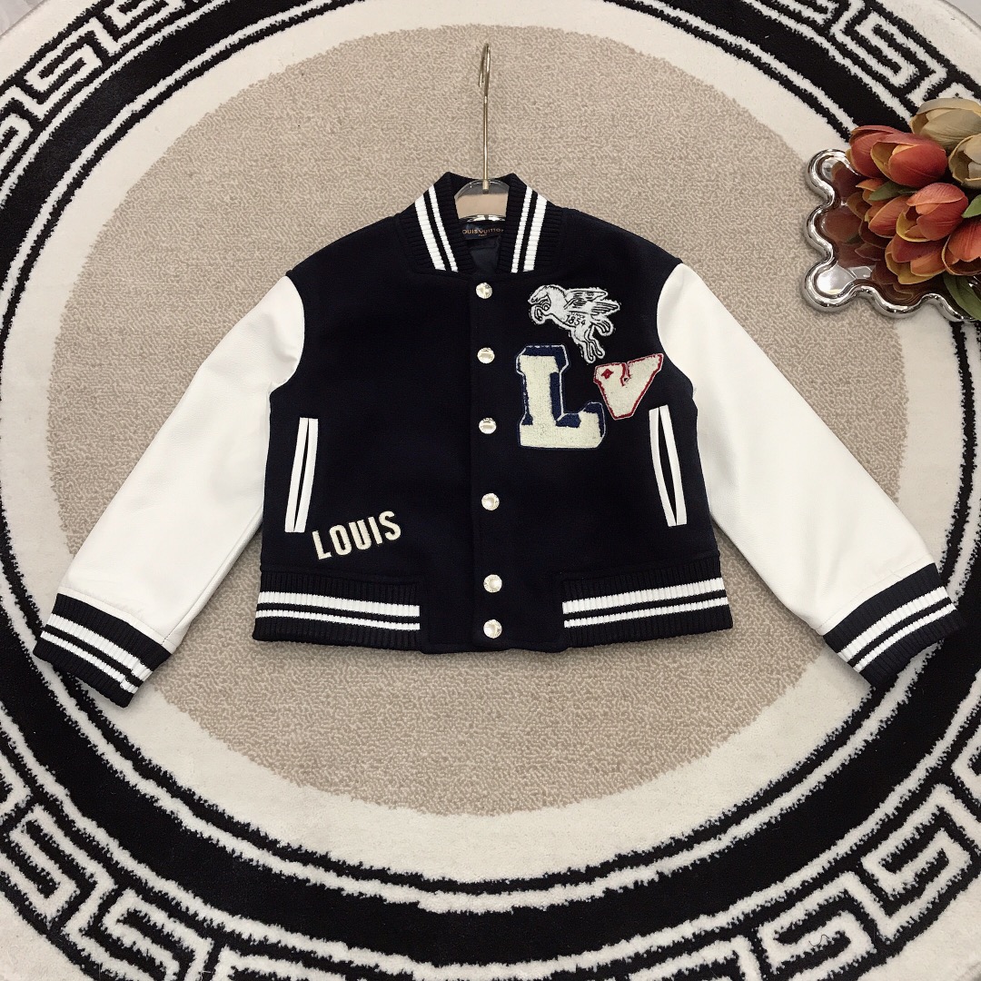 NO:209624,Size 110/1 LOUI* & VUITTO* Baseball Suit Jacket~Color Block Series~New autumn and winter jackets Children's Cotton Jacket Original button logo engraving Three-dimensional woven logo made of dense slim and soft suede fabric with high-end pu leather sleeves High-density ribbed neckline cuff splicing, same style for men and women, soft and comfortable, skin-friendly and breathable, fashionable and recognizable, simple and comfortable, special price, louis vuitton, jackets & coats, jackets & coats, chamois leather,19860909尺码110/1 LOUI* & VUITTO*棒球服夹克～拼色系列产品～秋冬新款夹克儿童棉服外套 原版纽扣logo刻字 后背立体编制logo 采用密集的纤细而柔软细腻的麂皮面料搭配袖子高端pu皮料打造 高密度罗纹领口袖口拼接 男女同款 手感柔软舒适 亲肤透气 时尚又有辨识度 简单舒适,特价款,louis vuitton,jackets & coats,jackets & coats,chamois leather,,Children's