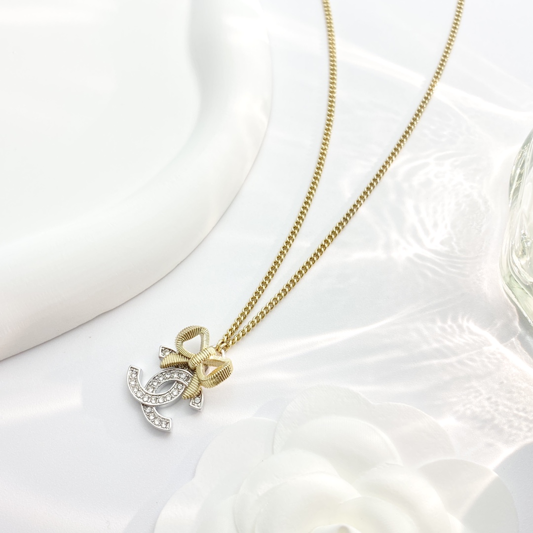  编码N944   
🛍香奈儿项链热销🔥爆上新🆕🆕🆕
😎CHAN 24  金银拼色立体蝴蝶结项链
🤓香槟