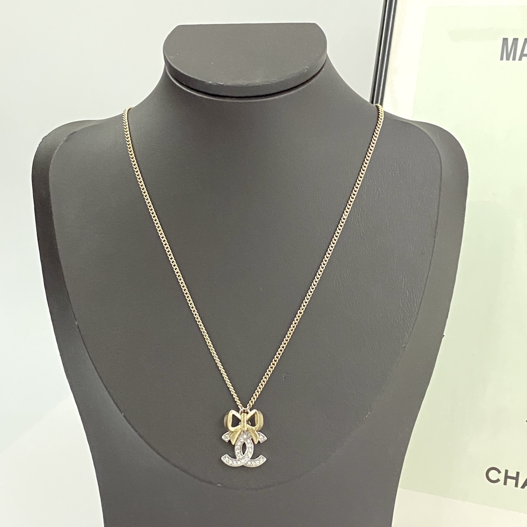  编码N944   
🛍香奈儿项链热销🔥爆上新🆕🆕🆕
😎CHAN 24  金银拼色立体蝴蝶结项链
🤓香槟
