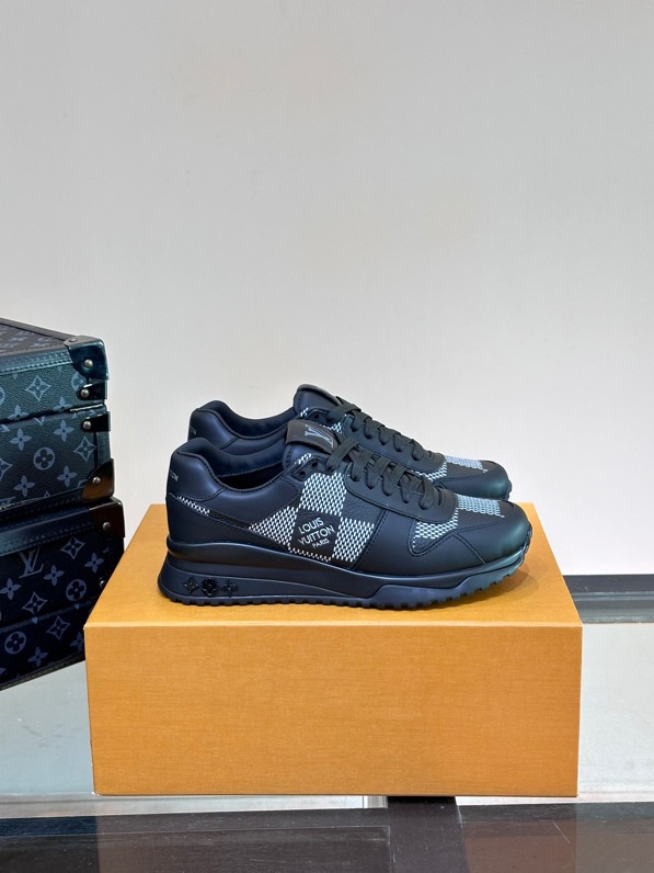 NO:385986,L.v RUN AWAY sneakers, this Run Away sneaker is made of top layer cowhide and breathable original material, with wedge-shaped rubber outsole continuing the running shoe design, embellished with Monogram flowers, L v letters marked on the tongue, Louis Vuitton Paris logo embellishes the back. It is matched with brand logo cotton footbeds, and the inner heel of the mesh is wrapped in cowhide, making it comfortable and breathable!  Size38-44 (45.46 customized):, casual shoes/sports shoes, louis vuitton, sneakers, cowhide19860909L.v RUN AWAY 运动鞋,本款 Run Away 运动鞋选用头层牛皮拼透气原版材质,楔形橡胶外底延续跑鞋设计,缀 Monogram 花卉,L v字母标注鞋舌,路易威登巴黎标识点缀后部.搭配品牌标识棉垫脚,网面内里后跟牛皮拼接包裹,上脚舒适透气！ Size38-44（45.46定做） :,休闲鞋/运动鞋,louis vuitton,sneakers,cowhide,Women's Shoes