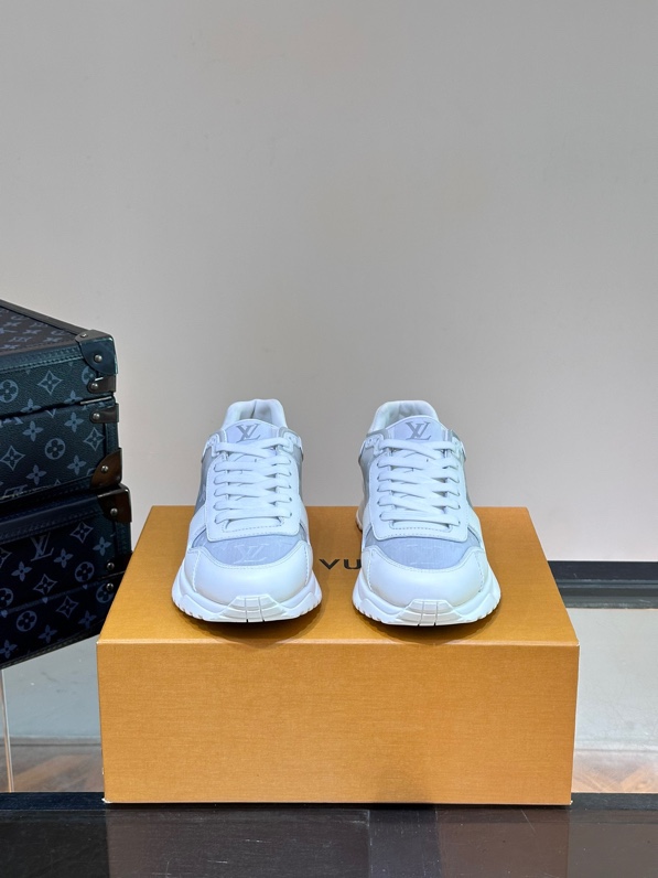 NO:385996,L.v RUN AWAY sneakers, this Run Away sneakers are made of top layer cowhide and breathable original material, wedge-shaped rubber outsole continues the running shoe design, embellished with Monogram flowers, L v letters marked on the tongue, Louis Vuitton Paris logo embellishes the back. Paired with brand logo cotton footbed, mesh inner heel wrapped with cowhide, comfortable and breathable on the foot Size38-44 (customized for 45.46):, casual shoes/sports shoes, louis vuitton, sneakers, cowhide19860909L.v RUN AWAY 运动鞋,本款 Run Away 运动鞋选用头层牛皮拼透气原版材质,楔形橡胶外底延续跑鞋设计,缀 Monogram 花卉,L v字母标注鞋舌,路易威登巴黎标识点缀后部.搭配品牌标识棉垫脚,网面内里后跟牛皮拼接包裹,上脚舒适透气Size38-44（45.46定做） :,休闲鞋/运动鞋,louis vuitton,sneakers,cowhide,Women's Shoes