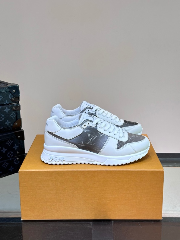 NO:386015,L.v RUN AWAY sneakers, this Run Away sneaker is made of top layer cowhide and breathable original material, with wedge-shaped rubber outsole continuing the running shoe design, embellished with Monogram flowers, L v letters marked on the tongue, Louis Vuitton Paris logo embellishes the back. It is matched with brand logo cotton footbeds, and the inner heel of the mesh is wrapped in cowhide, making it comfortable and breathable!  Size38-44 (45.46 customized):, casual shoes/sports shoes, louis vuitton, sneakers, cowhide19860909L.v RUN AWAY 运动鞋,本款 Run Away 运动鞋选用头层牛皮拼透气原版材质,楔形橡胶外底延续跑鞋设计,缀 Monogram 花卉,L v字母标注鞋舌,路易威登巴黎标识点缀后部.搭配品牌标识棉垫脚,网面内里后跟牛皮拼接包裹,上脚舒适透气！Size38-44（45.46定做） :,休闲鞋/运动鞋,louis vuitton,sneakers,cowhide,Women's Shoes