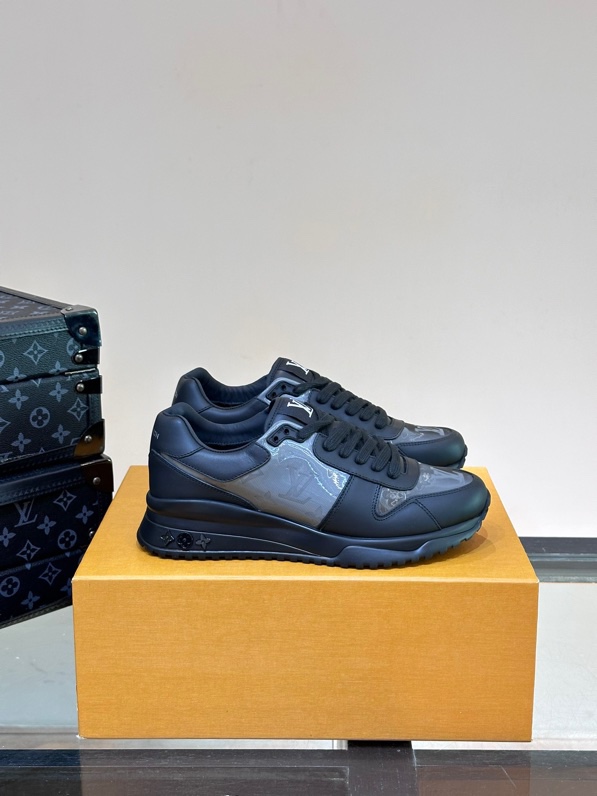 NO:386031,L.v RUN AWAY sneakers, this Run Away sneaker is made of top layer cowhide and breathable original material, with wedge-shaped rubber outsole continuing the running shoe design, embellished with Monogram flowers, L v letters marked on the tongue, Louis Vuitton Paris logo embellishes the back. It is matched with brand logo cotton footbeds, and the inner heel of the mesh is wrapped in cowhide, making it comfortable and breathable!  Size38-44 (45.46 customized):, casual shoes/sports shoes, louis vuitton, sneakers, cowhide19860909L.v RUN AWAY 运动鞋,本款 Run Away 运动鞋选用头层牛皮拼透气原版材质,楔形橡胶外底延续跑鞋设计,缀 Monogram 花卉,L v字母标注鞋舌,路易威登巴黎标识点缀后部.搭配品牌标识棉垫脚,网面内里后跟牛皮拼接包裹,上脚舒适透气！Size38-44（45.46定做） :,休闲鞋/运动鞋,louis vuitton,sneakers,cowhide,Women's Shoes